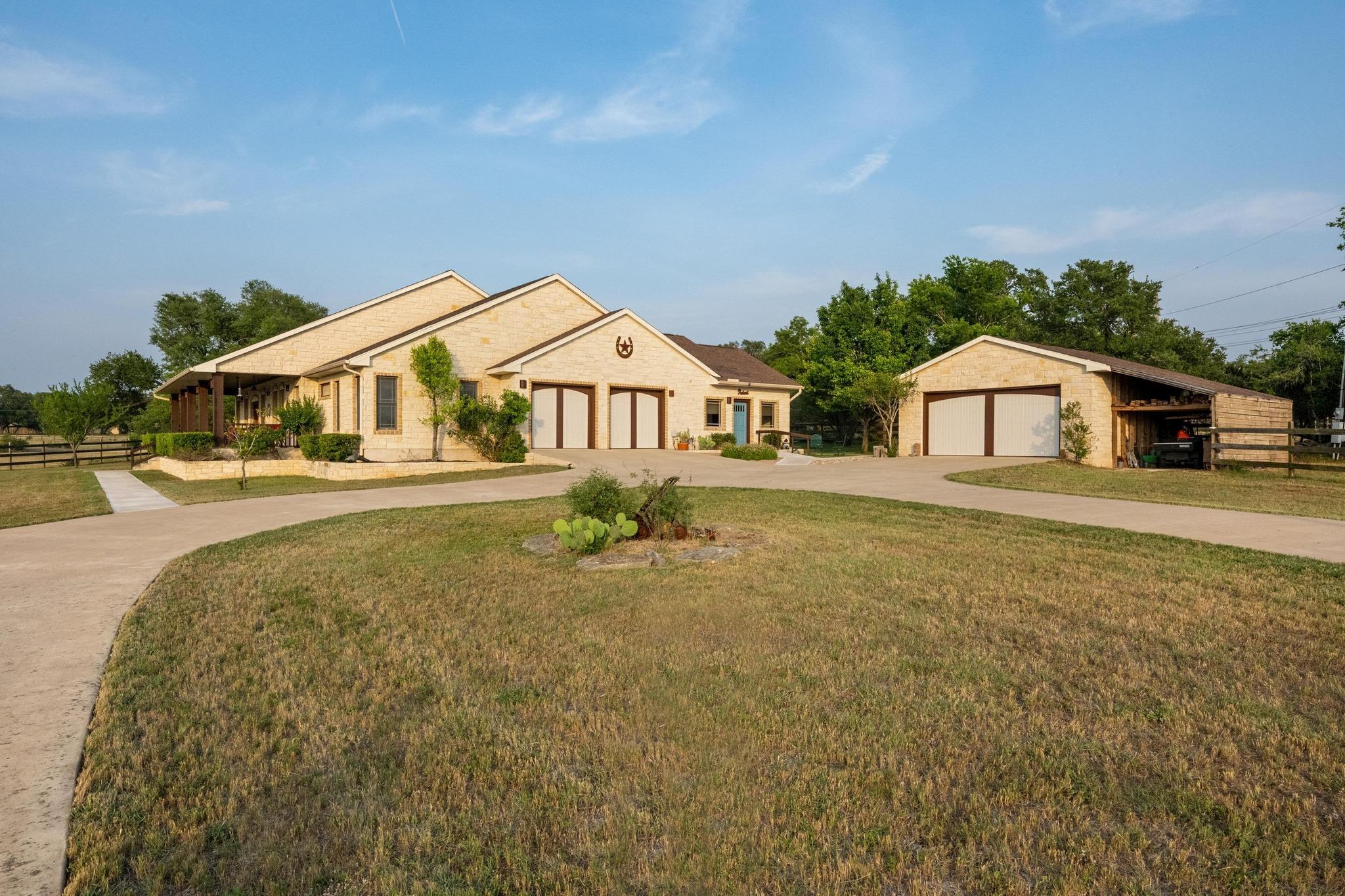 611 Post Oak Dr, Dripping Springs, TX 78620