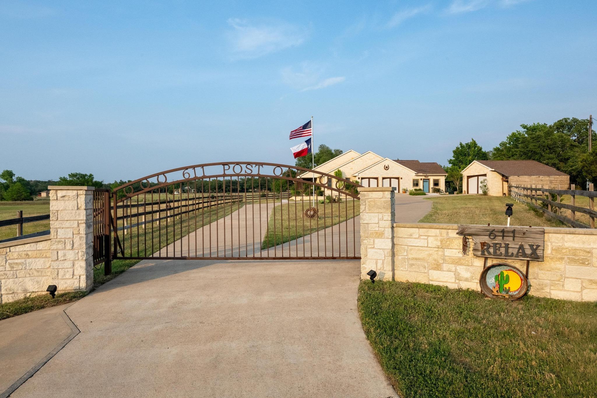 611 Post Oak Dr, Dripping Springs, TX 78620