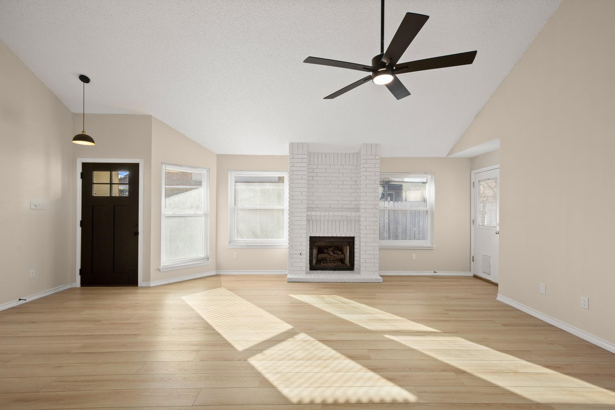 909 Clearwater Trl, Round Rock, TX 78664