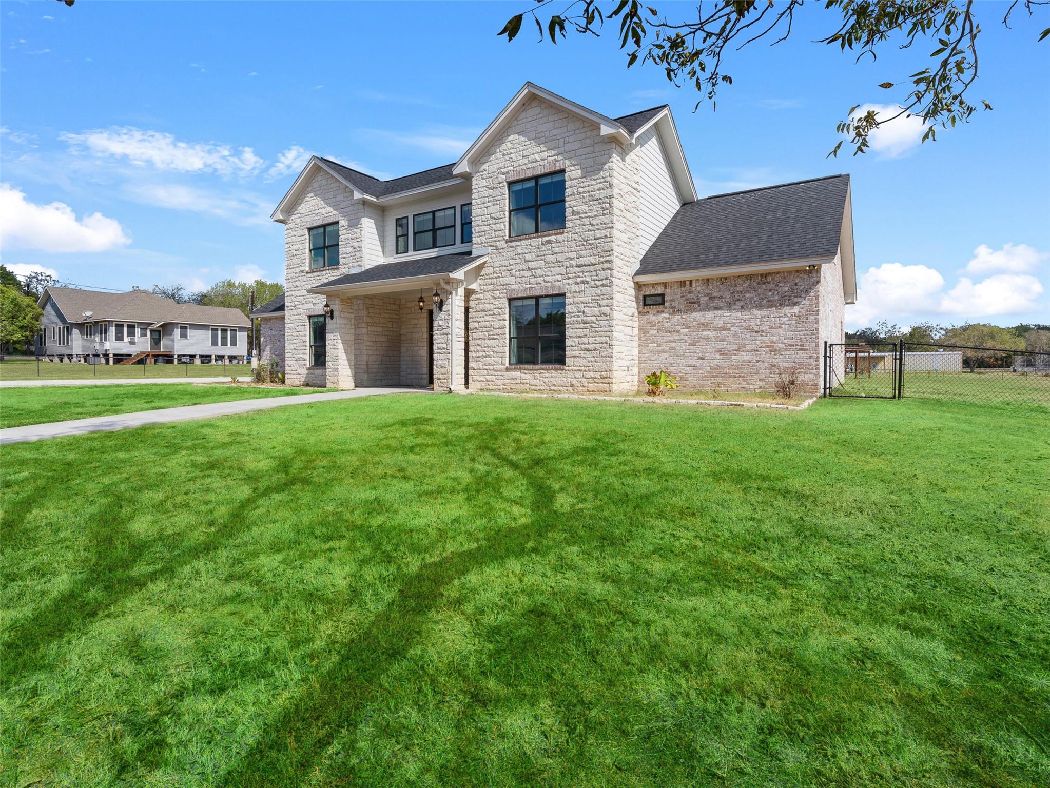 1205 N Avenue G, Shiner, TX 77984