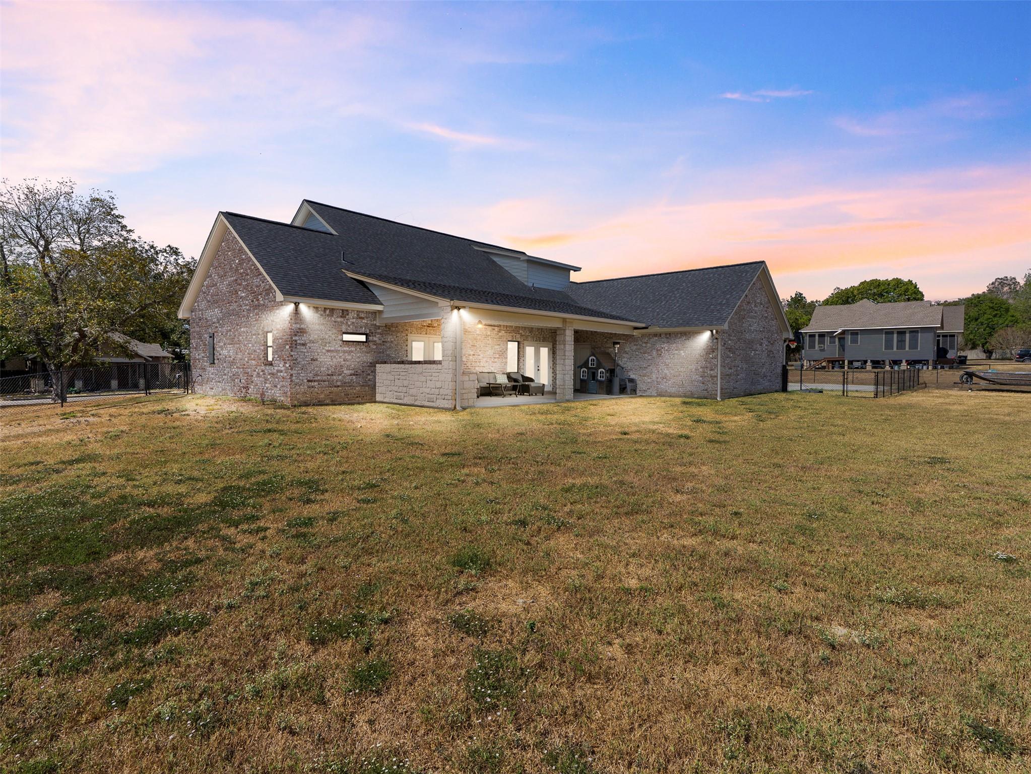 1205 N Avenue G, Shiner, TX 77984