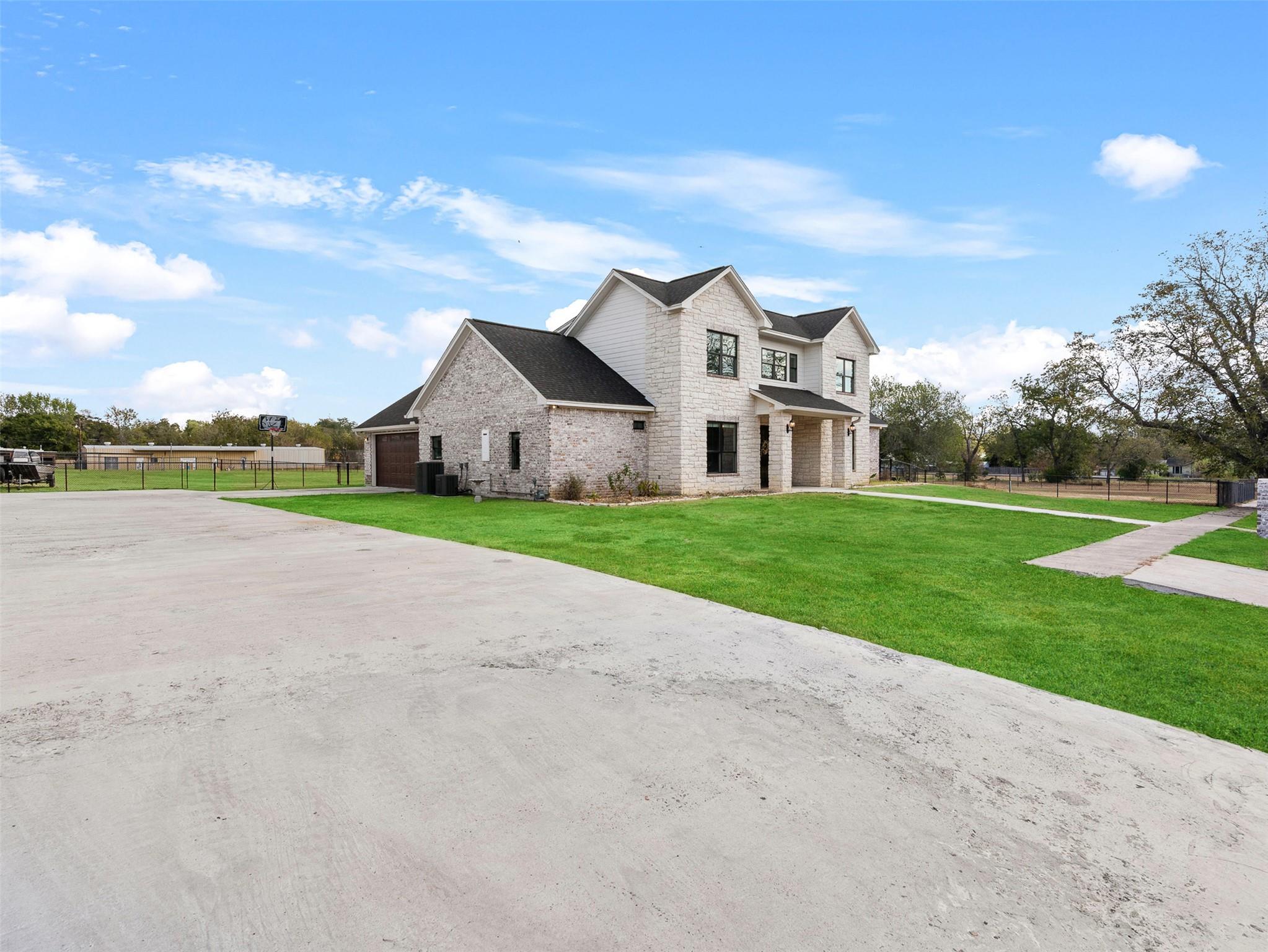 1205 N Avenue G, Shiner, TX 77984