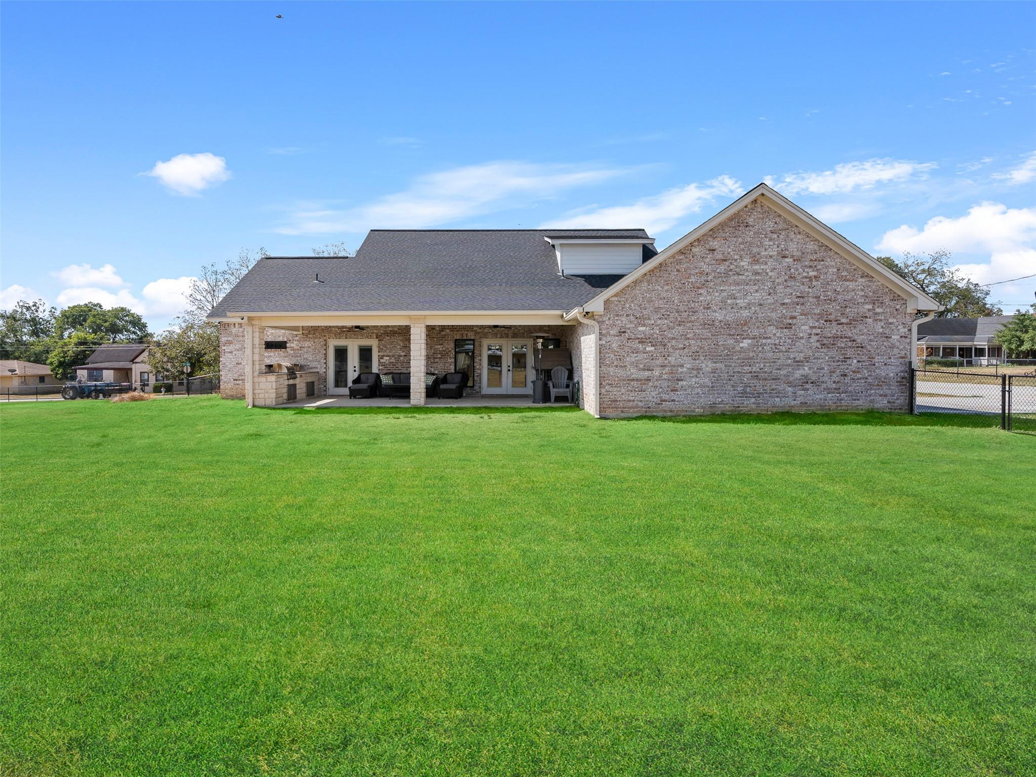 1205 N Avenue G, Shiner, TX 77984