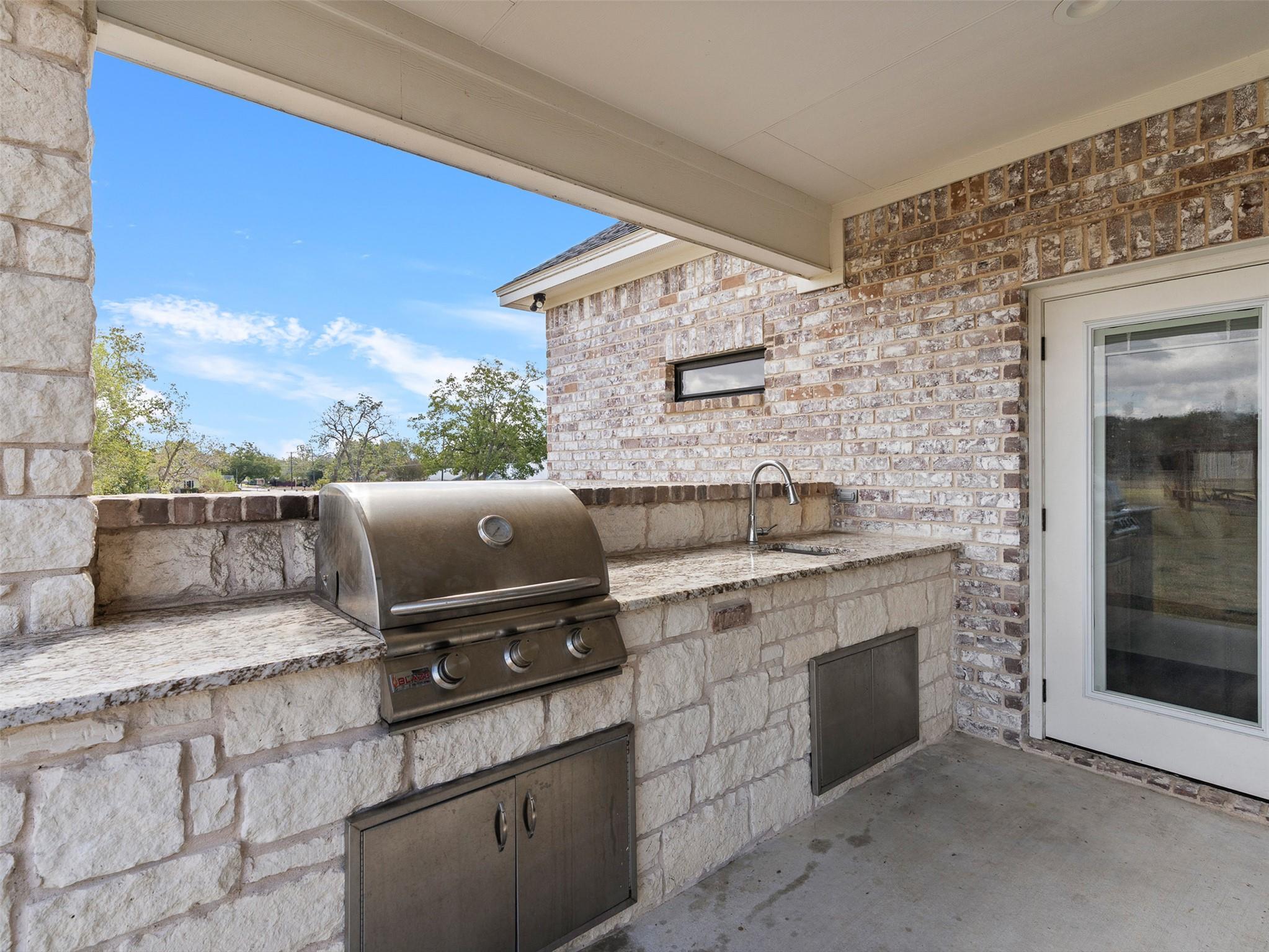 1205 N Avenue G, Shiner, TX 77984