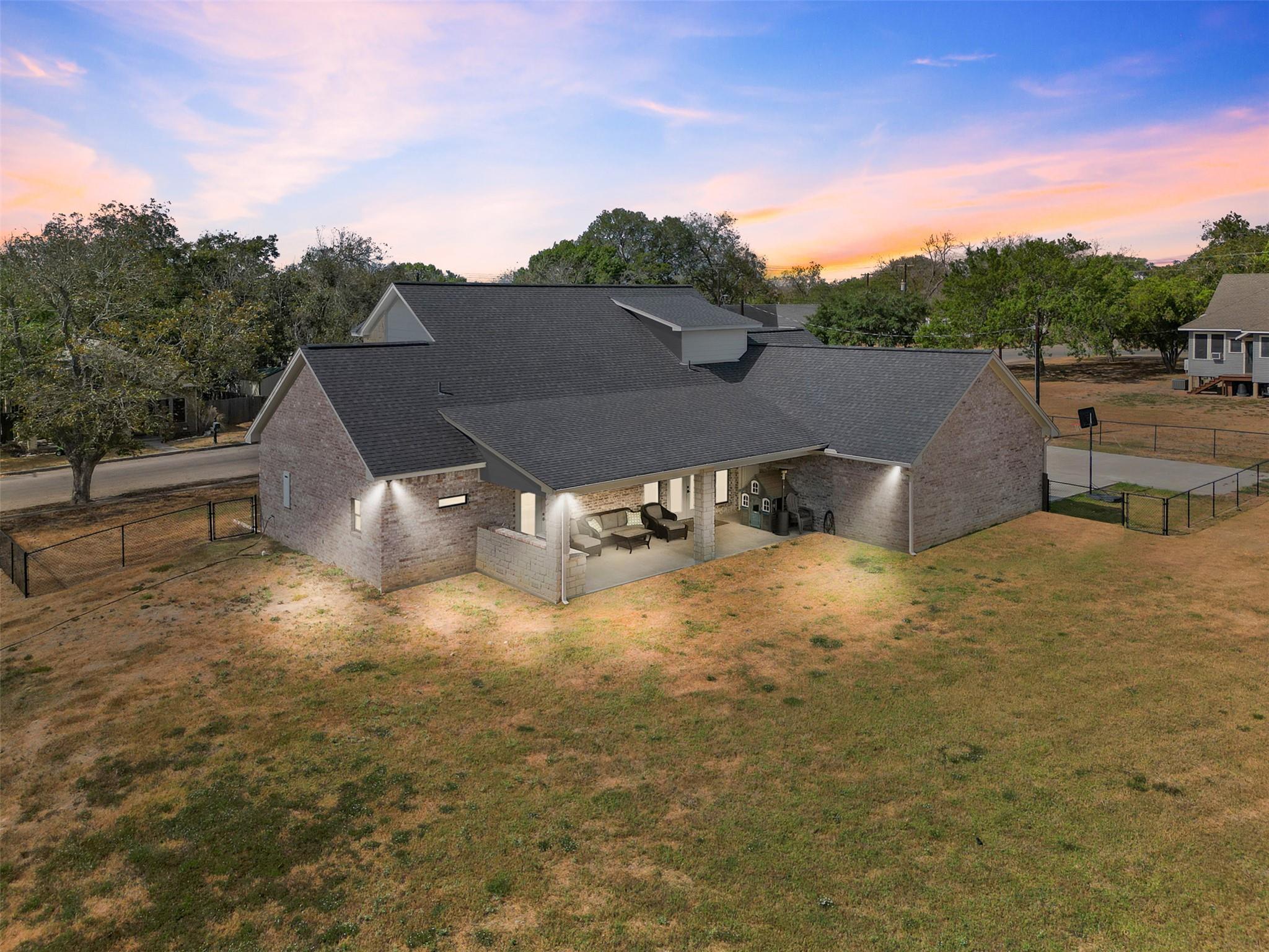 1205 N Avenue G, Shiner, TX 77984