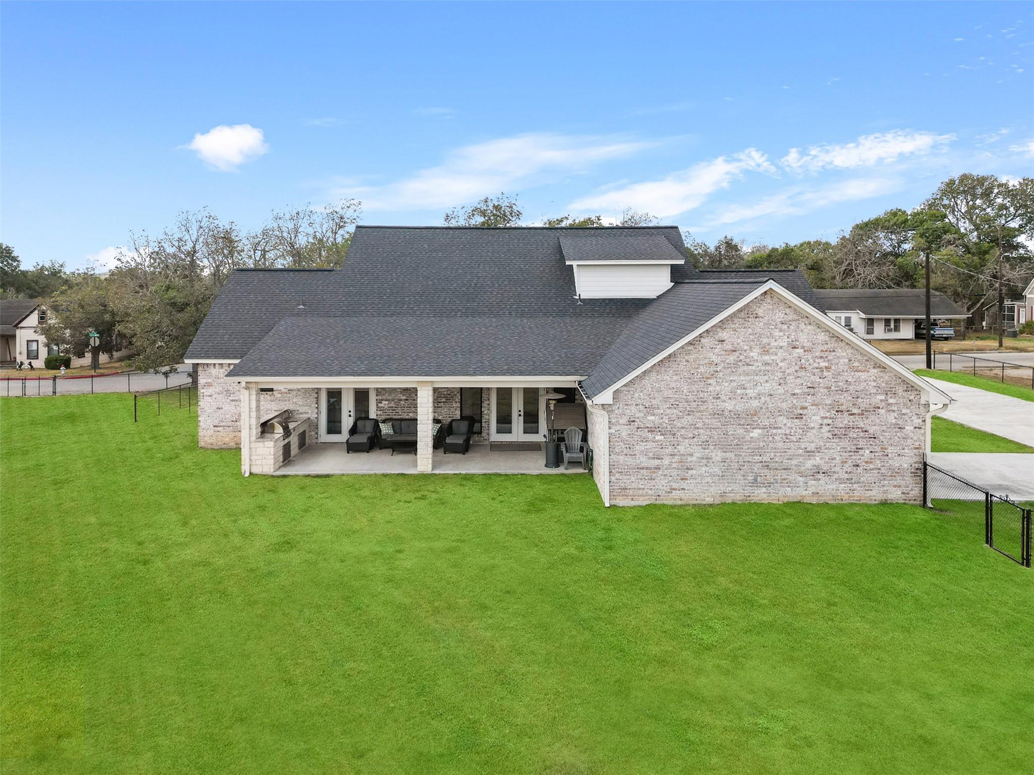 1205 N Avenue G, Shiner, TX 77984