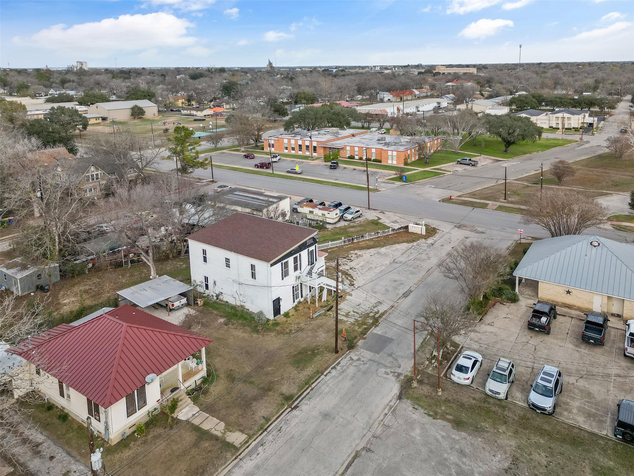 901 N Saint Joseph St, Gonzales, TX 78629