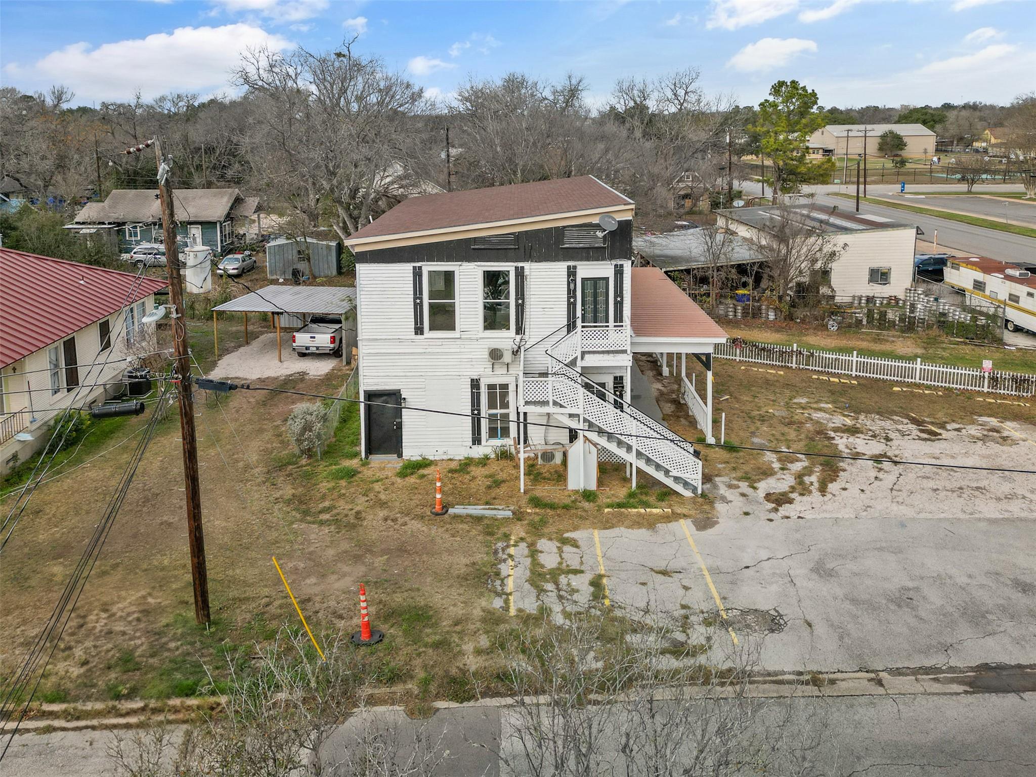 901 N Saint Joseph St, Gonzales, TX 78629