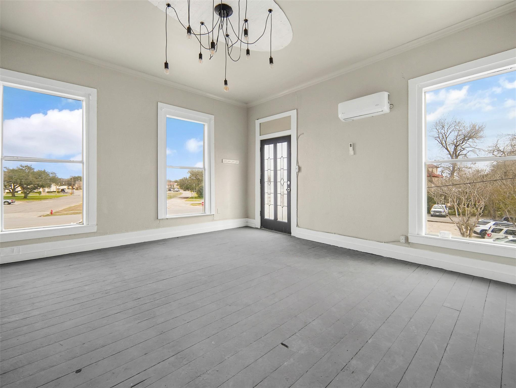 901 N Saint Joseph St, Gonzales, TX 78629