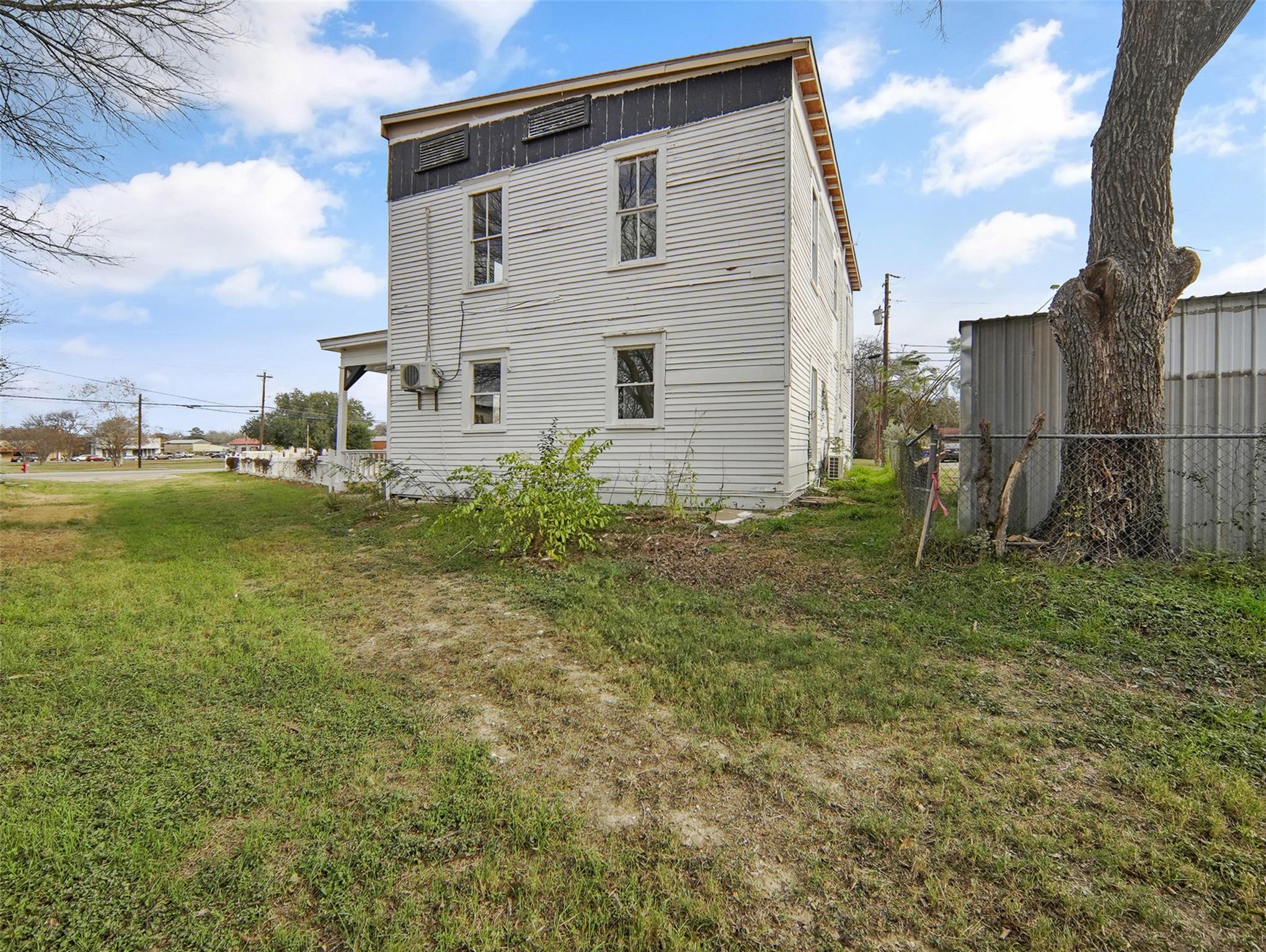 901 N Saint Joseph St, Gonzales, TX 78629