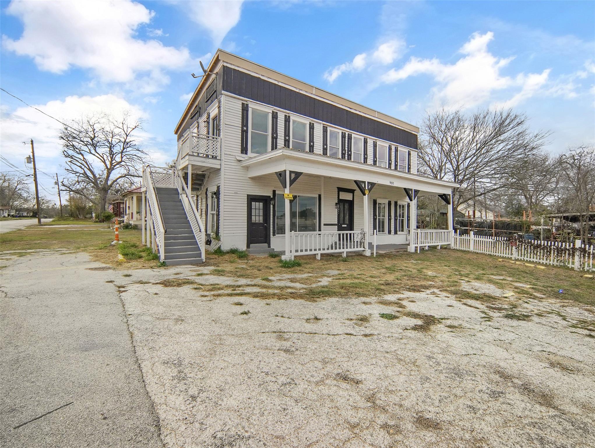 901 N Saint Joseph St, Gonzales, TX 78629