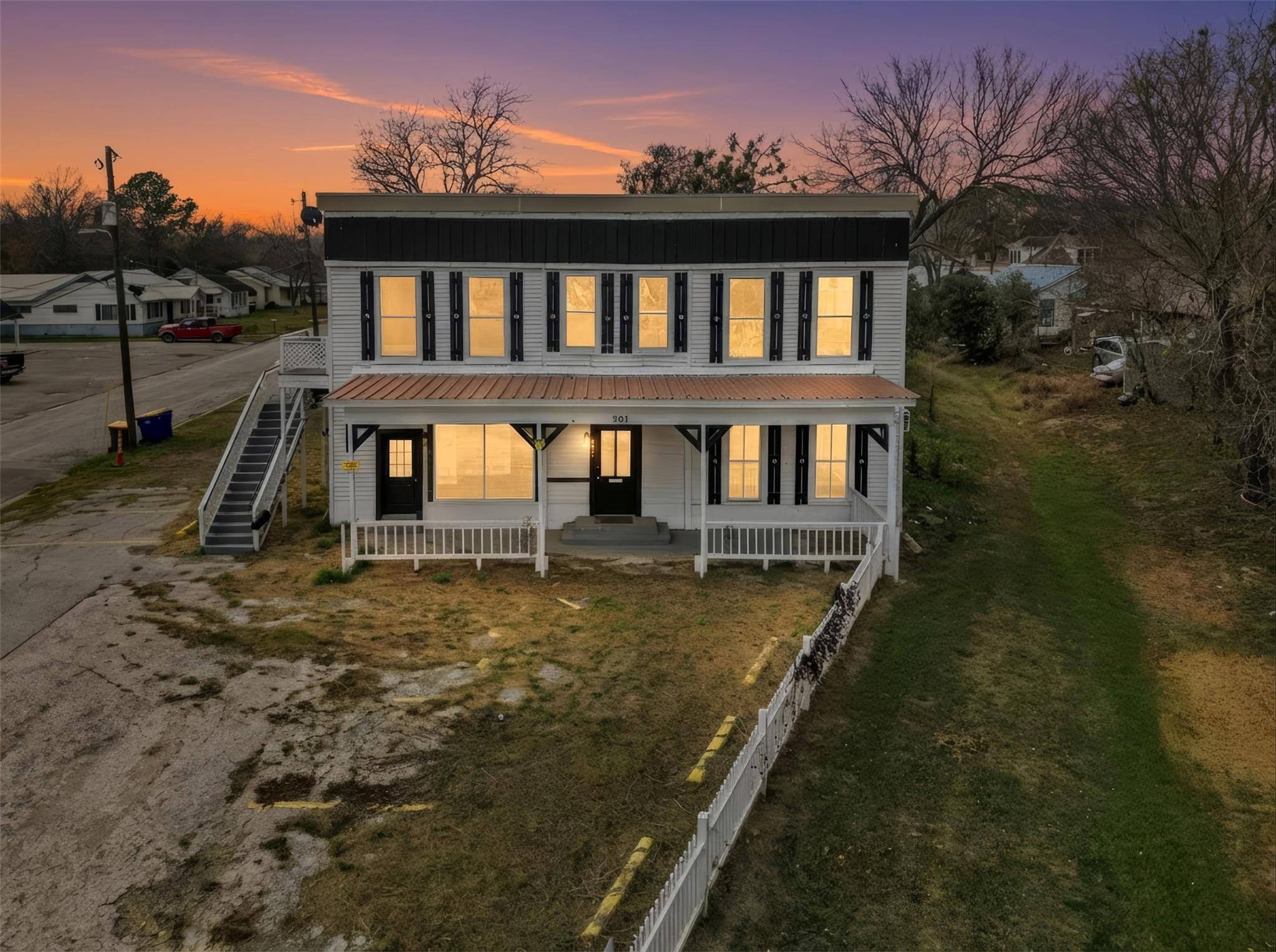 901 N Saint Joseph St, Gonzales, TX 78629