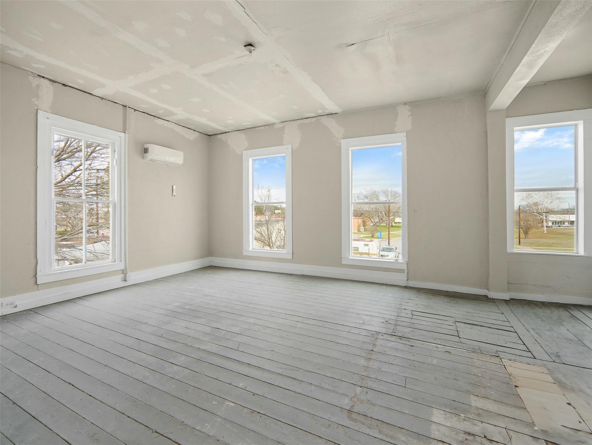 901 N Saint Joseph St, Gonzales, TX 78629