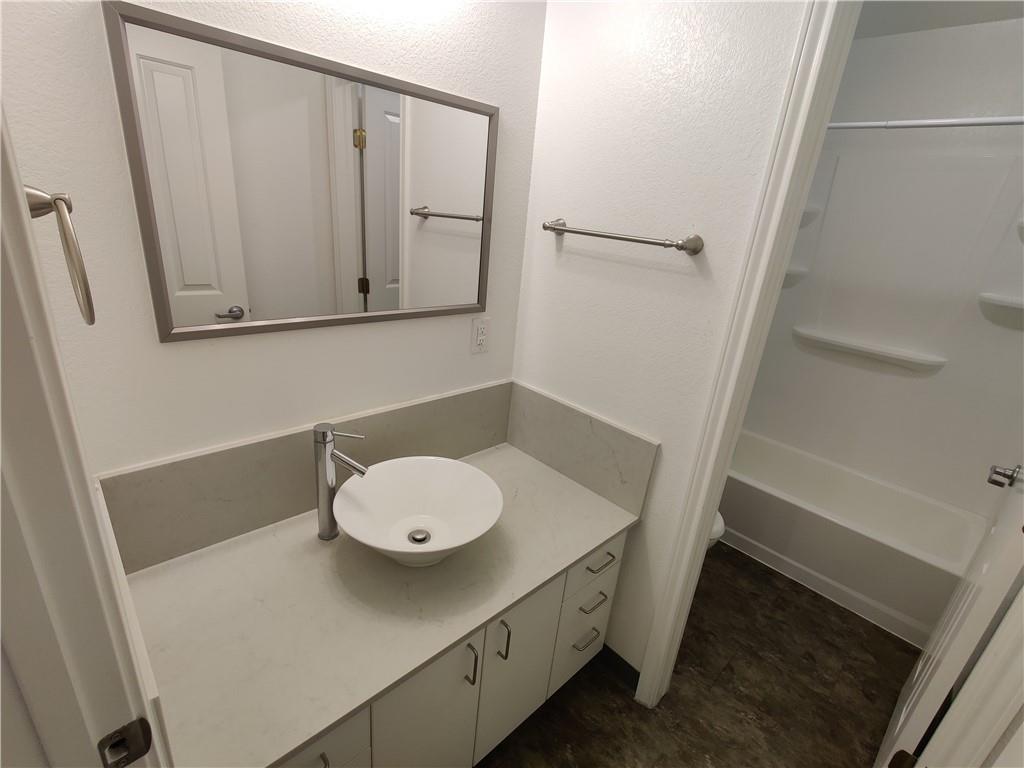 702 W 6th St # B, Taylor, TX 76574