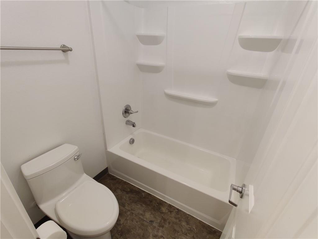 702 W 6th St # B, Taylor, TX 76574