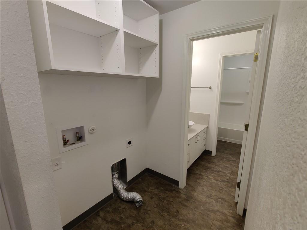 702 W 6th St # B, Taylor, TX 76574