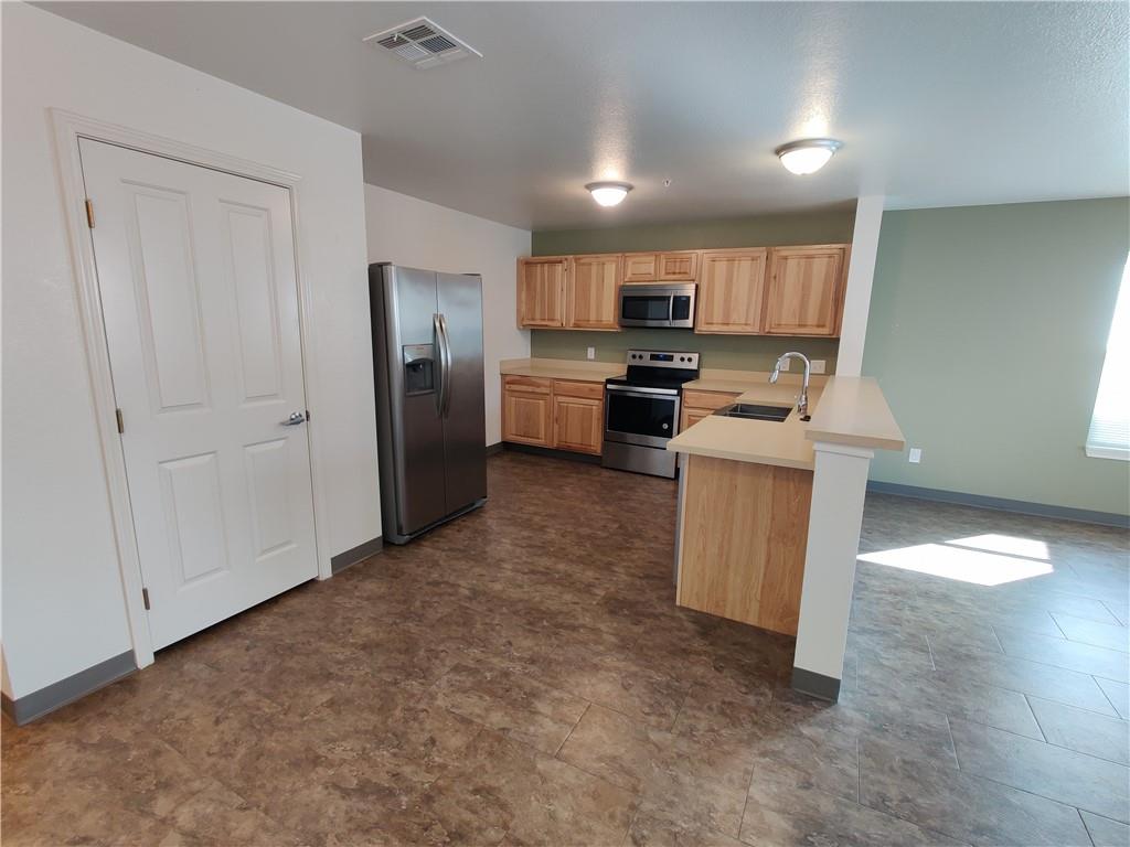 702 W 6th St # C, Taylor, TX 76574