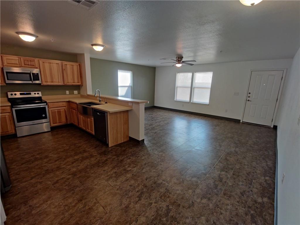 702 W 6th St # C, Taylor, TX 76574