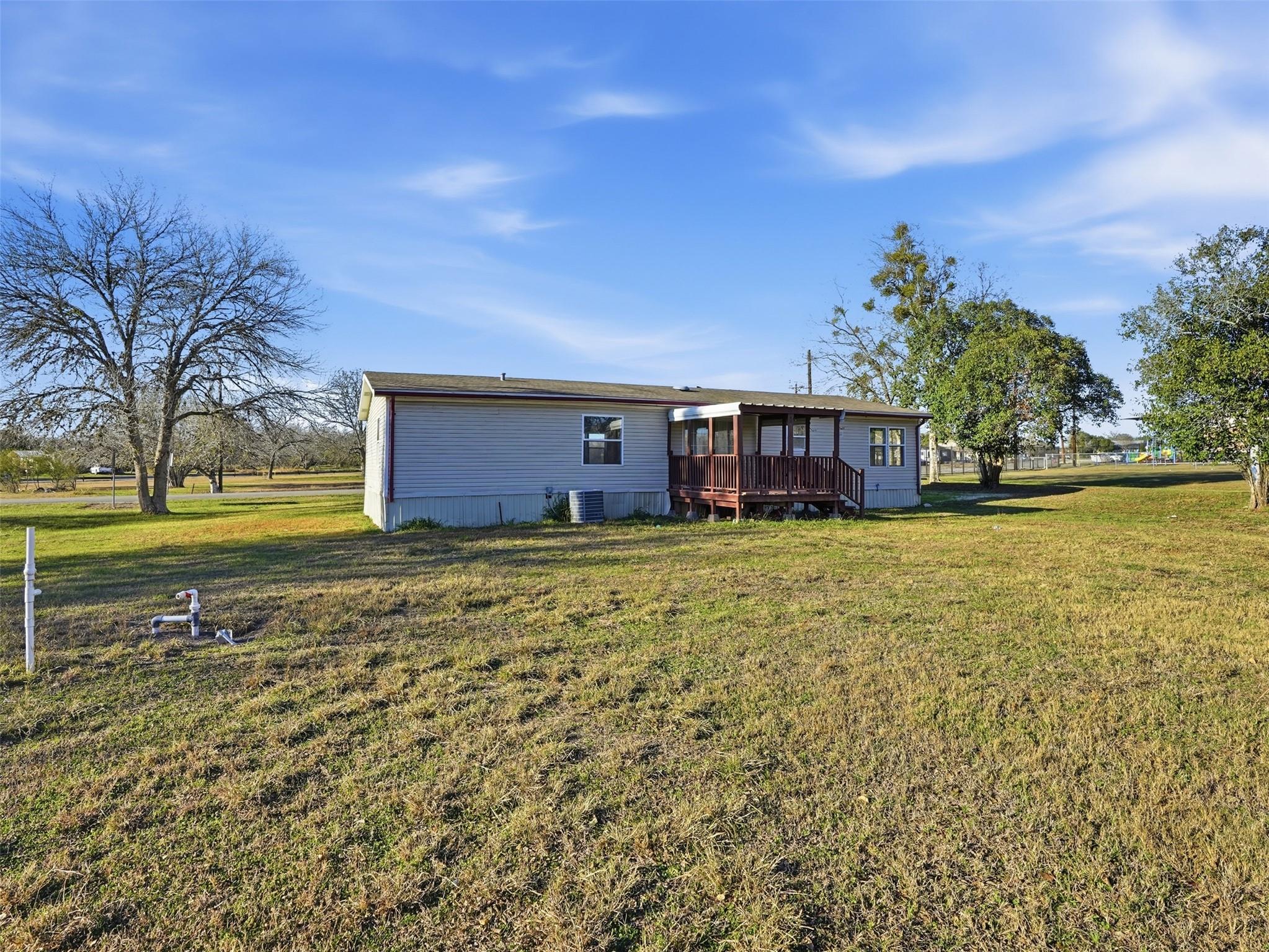 1123 Dunn St, Yoakum, TX 77995