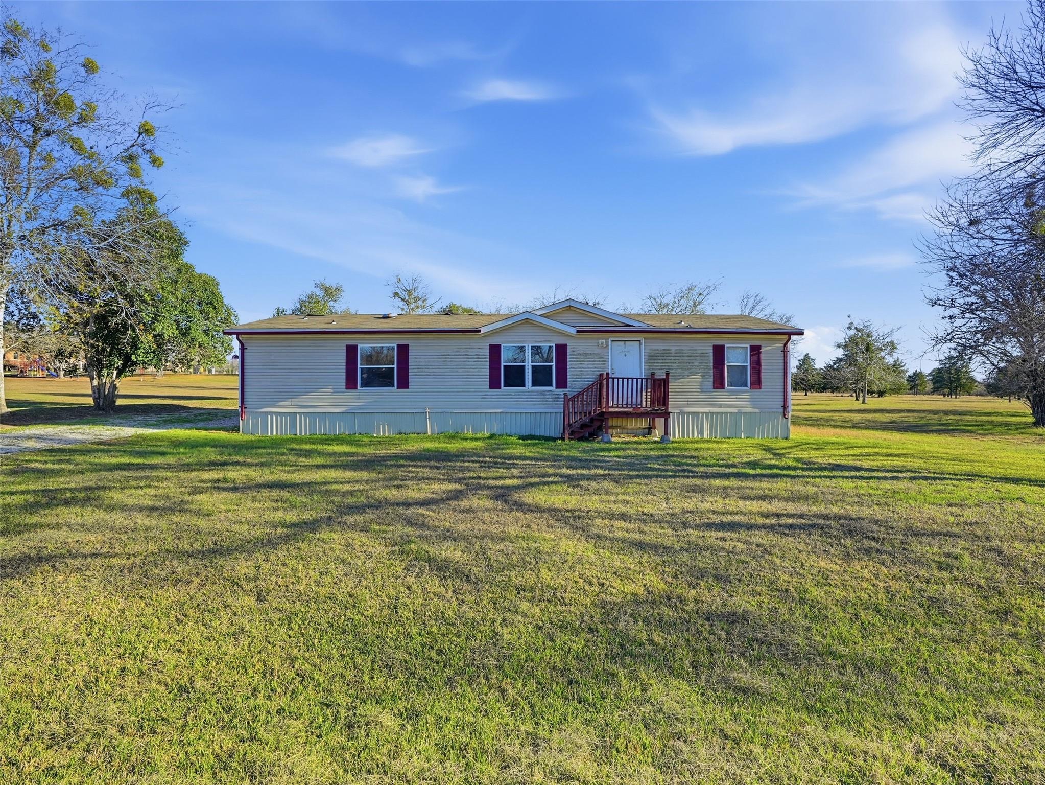 1123 Dunn St, Yoakum, TX 77995