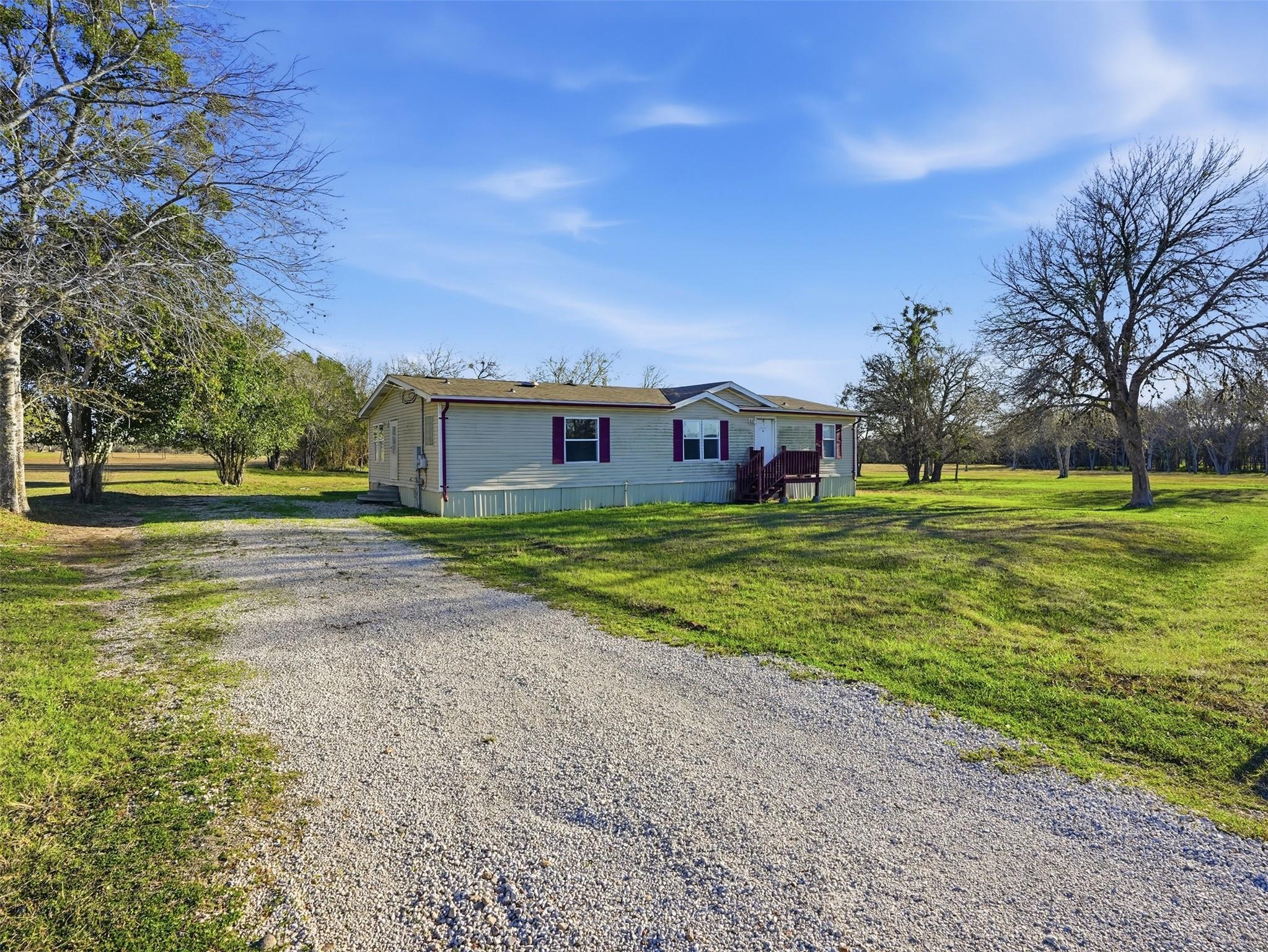 1123 Dunn St, Yoakum, TX 77995