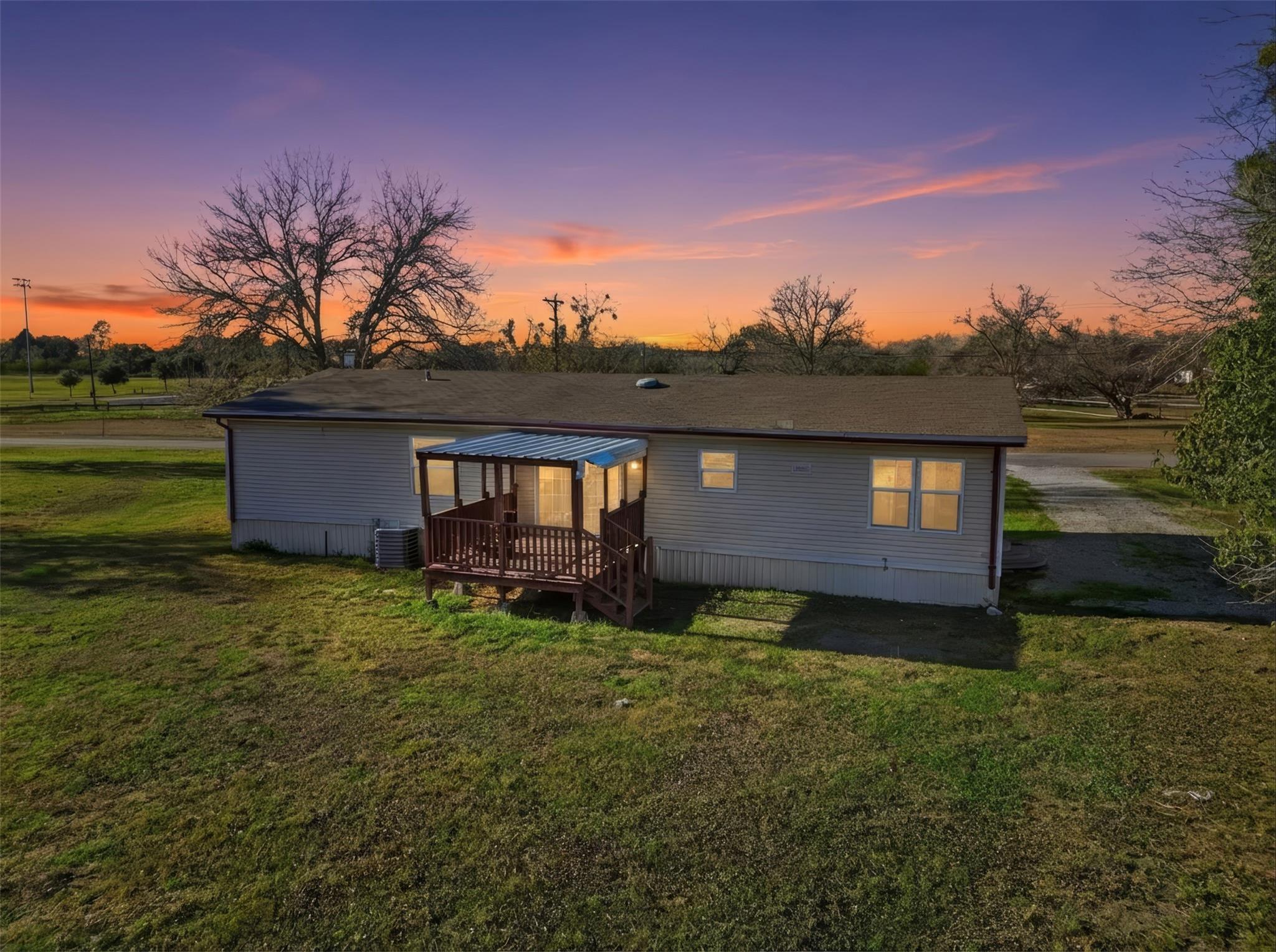 1123 Dunn St, Yoakum, TX 77995