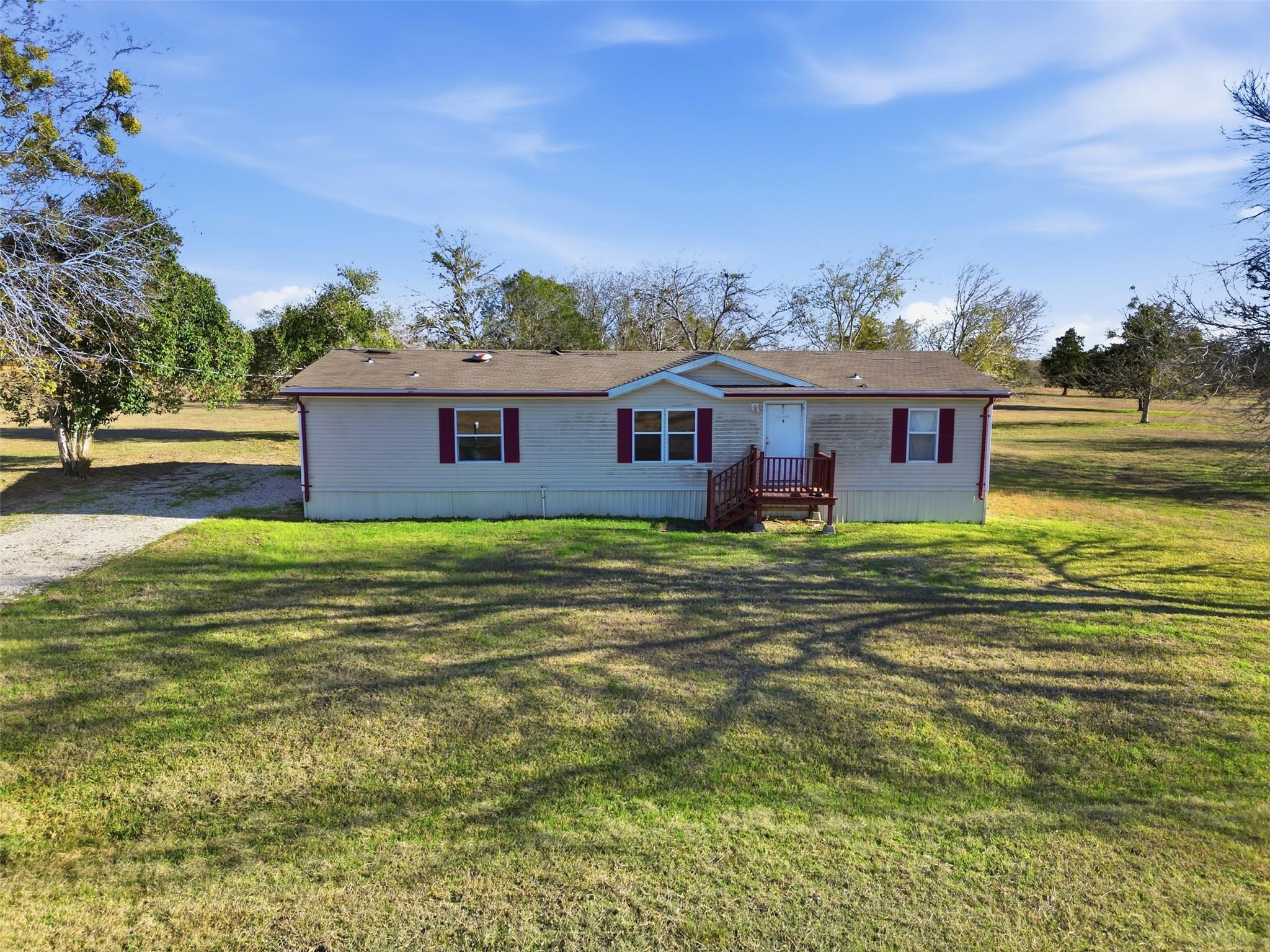 1123 Dunn St, Yoakum, TX 77995