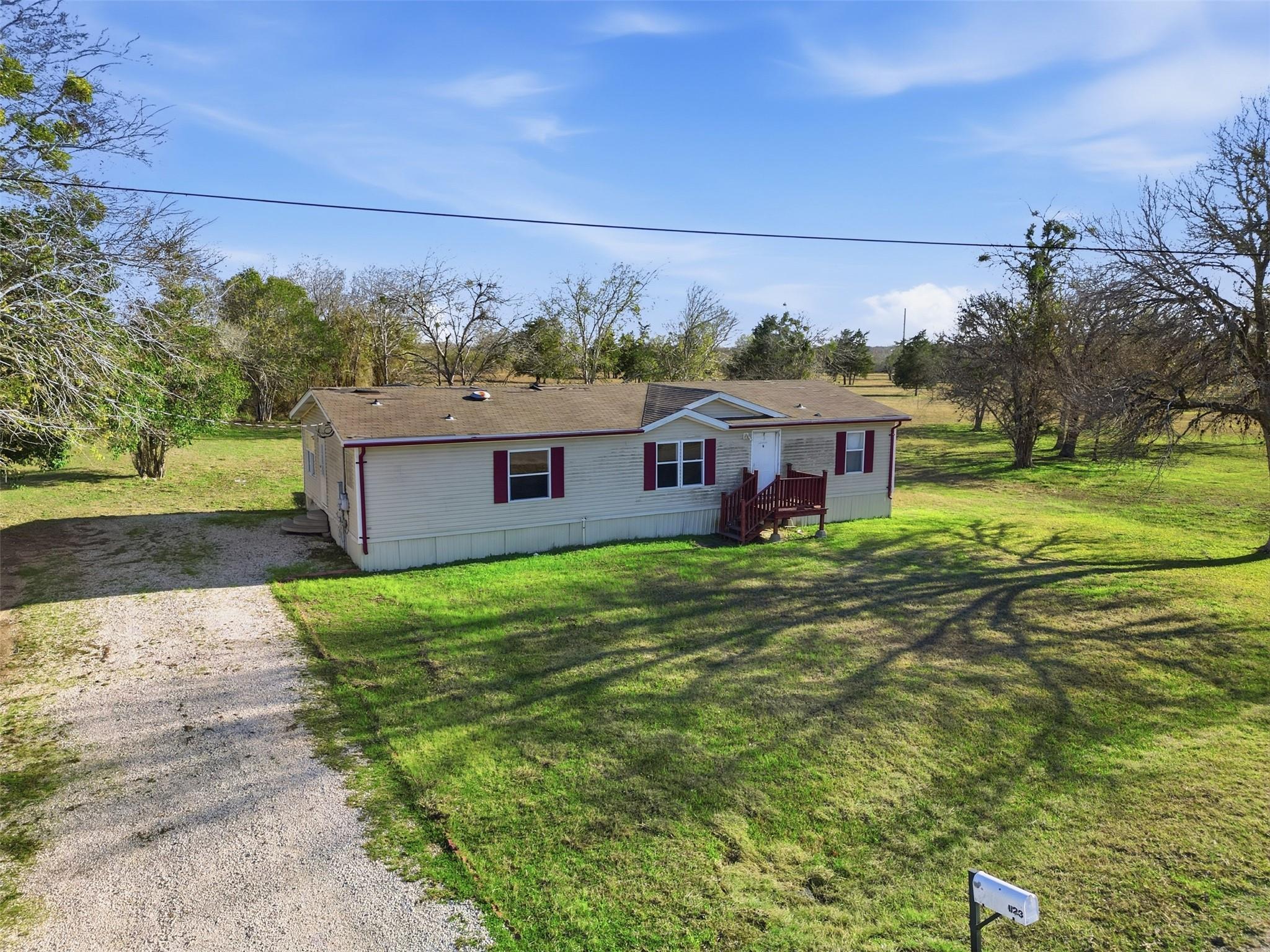 1123 Dunn St, Yoakum, TX 77995