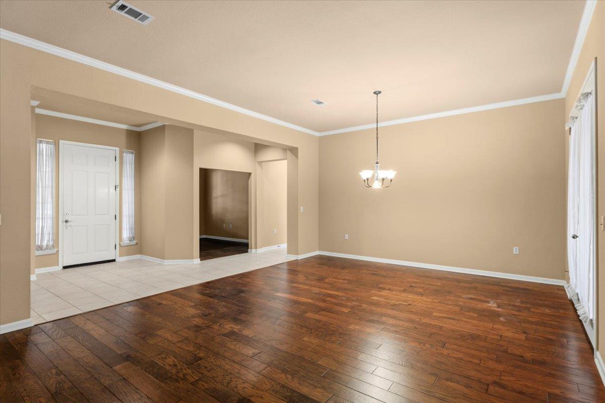 211 Whispering Wind Dr, Georgetown, TX 78633