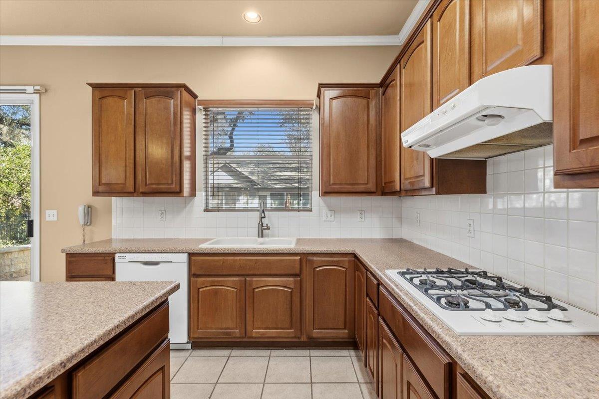 211 Whispering Wind Dr, Georgetown, TX 78633