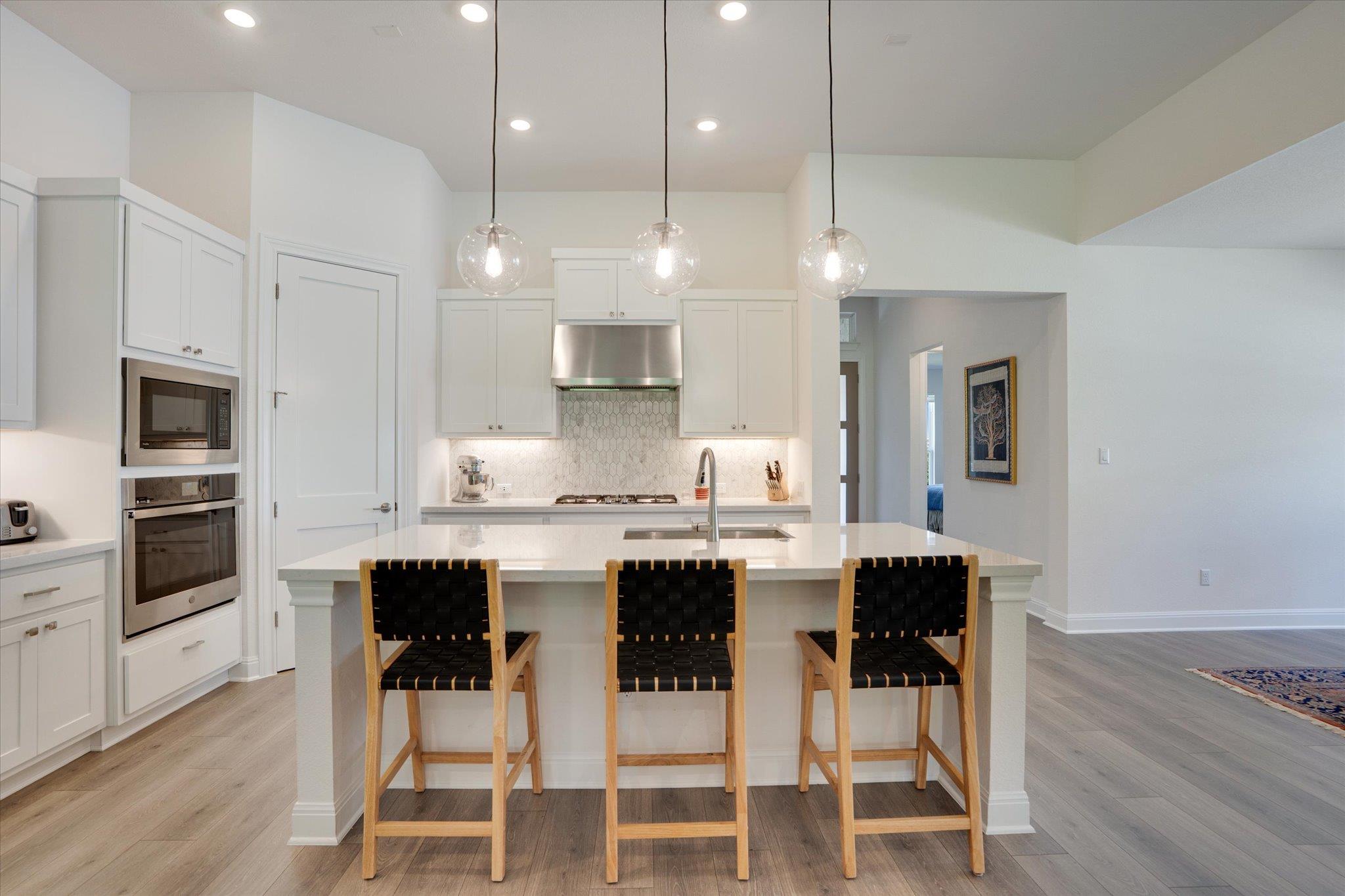 916 Pear Tree Ln, Austin, TX 78737