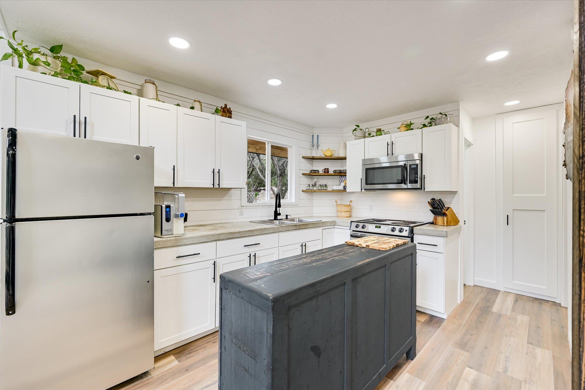 21112 Brewer Ln, Lago Vista, TX 78645