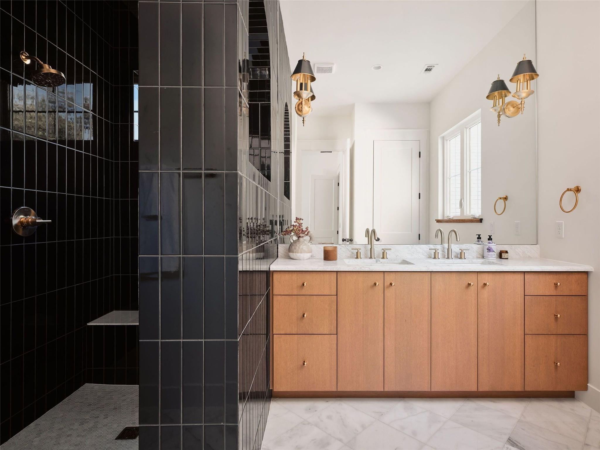 610 Allen St # 1, Austin, TX 78702