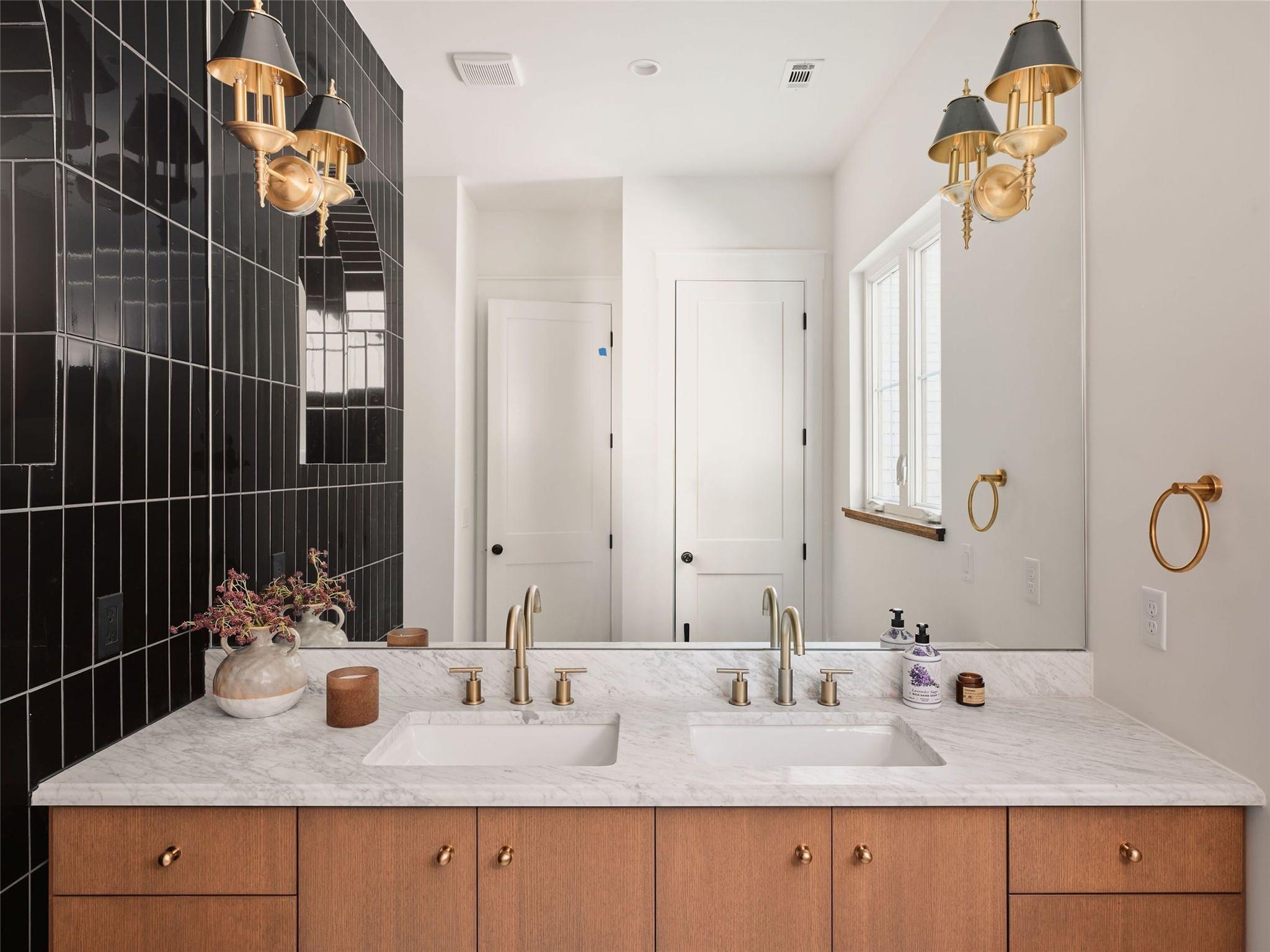 610 Allen St # 1, Austin, TX 78702