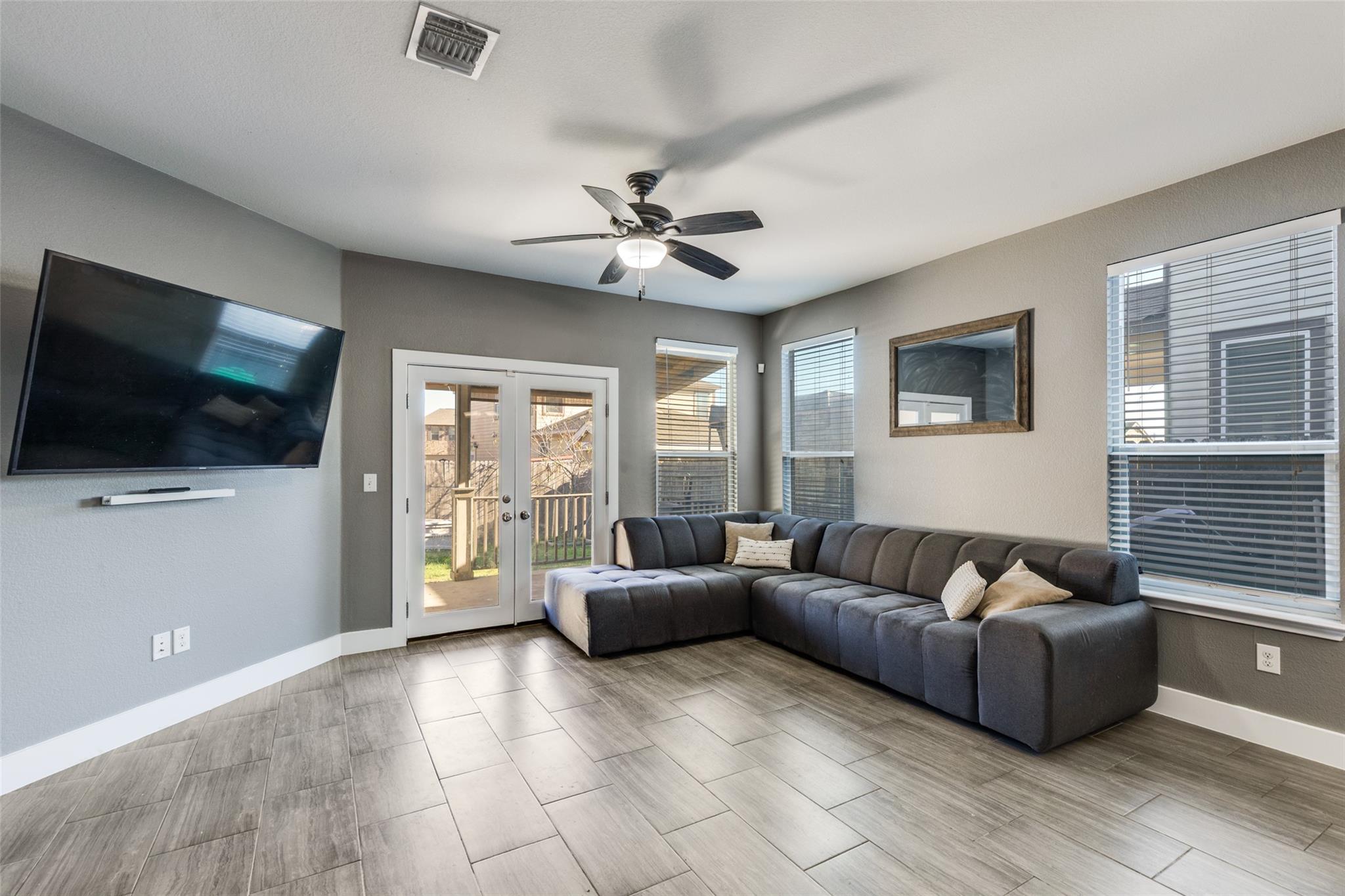 6817 Horseshoe Pond Dr, Del Valle, TX 78617