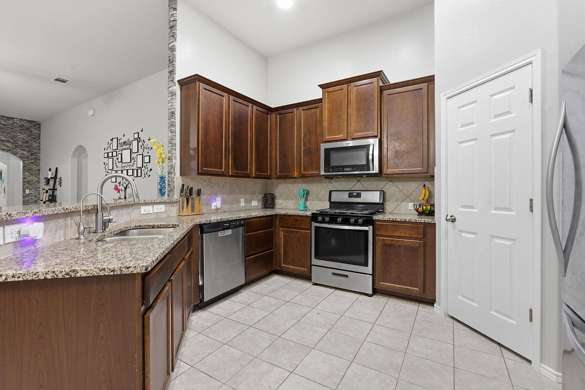 114 Painted Desert Ln, Buda, TX 78610