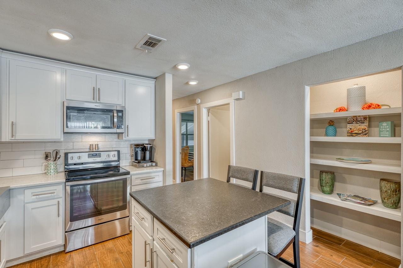 104 Cove E # 207, Horseshoe Bay, TX 78657