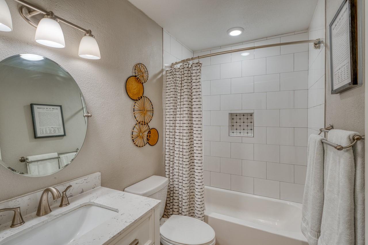 104 Cove E # 207, Horseshoe Bay, TX 78657