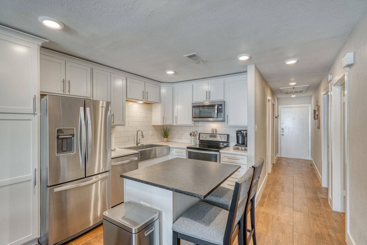 104 Cove E # 207, Horseshoe Bay, TX 78657