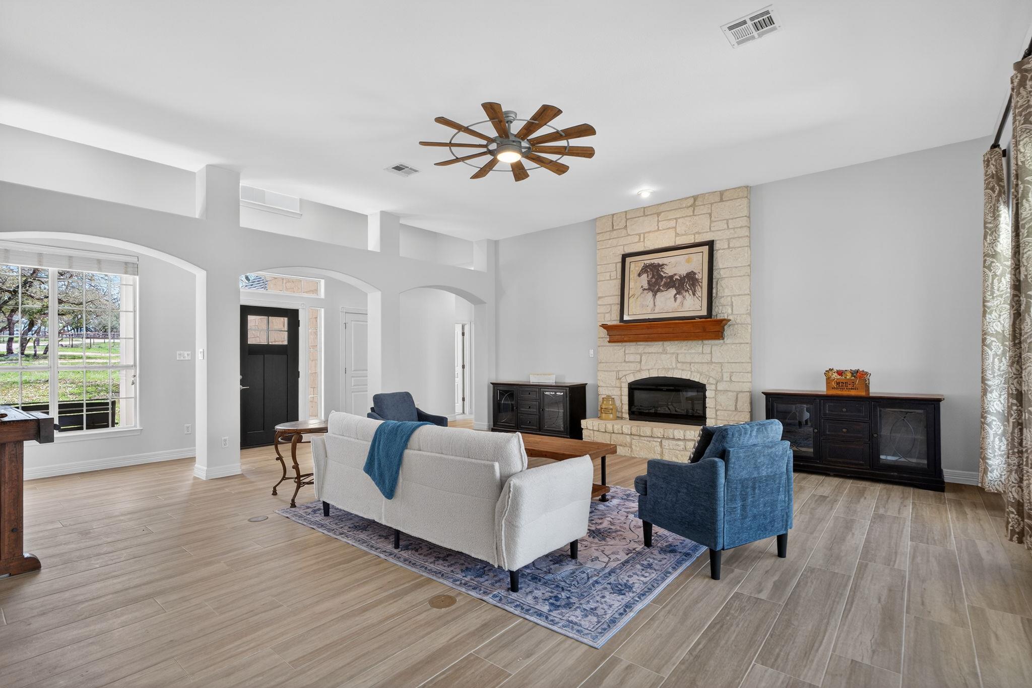 131 N Showhorse Dr, Liberty Hill, TX 78642