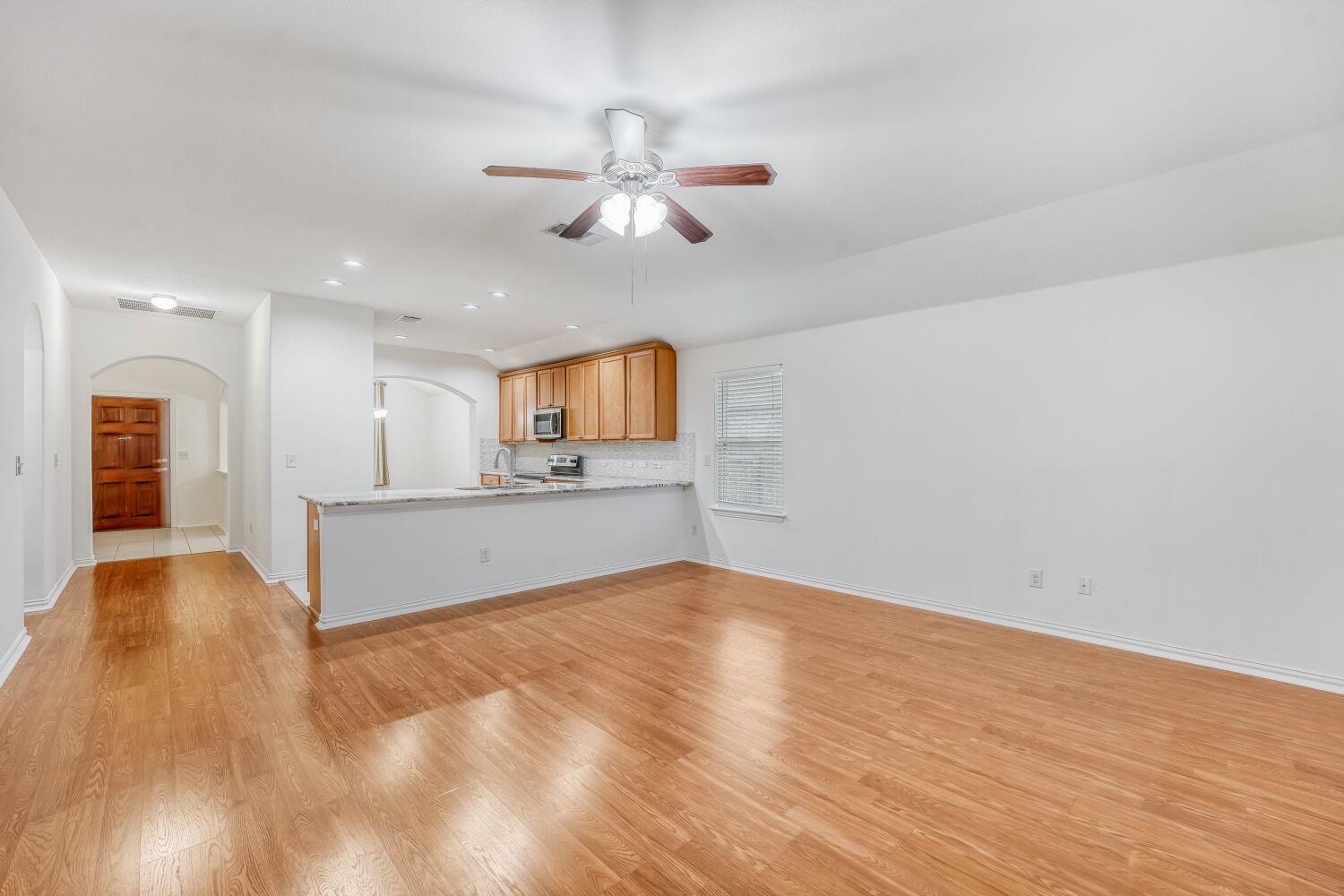 1007 Papaya Cv, Hutto, TX 78634