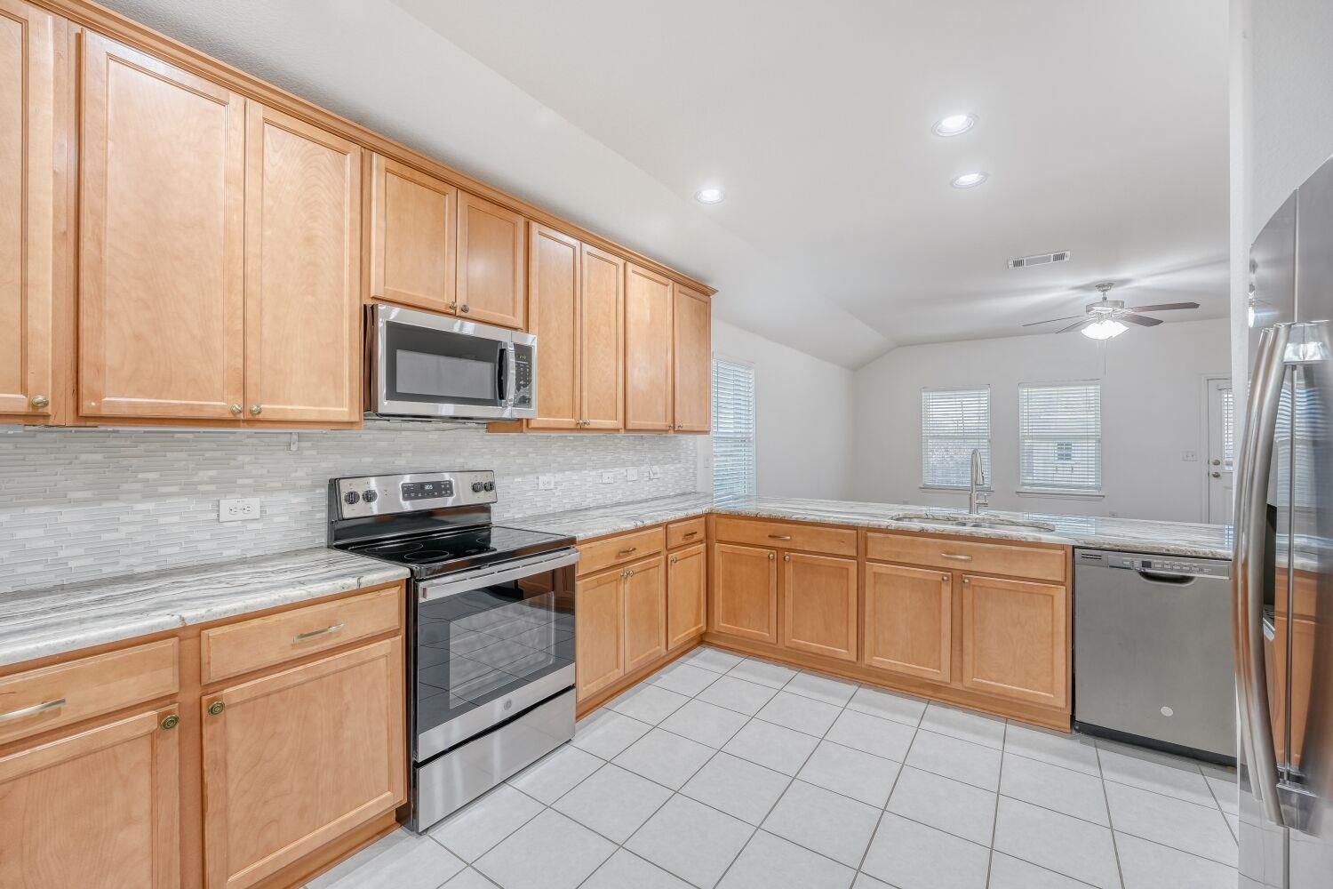 1007 Papaya Cv, Hutto, TX 78634