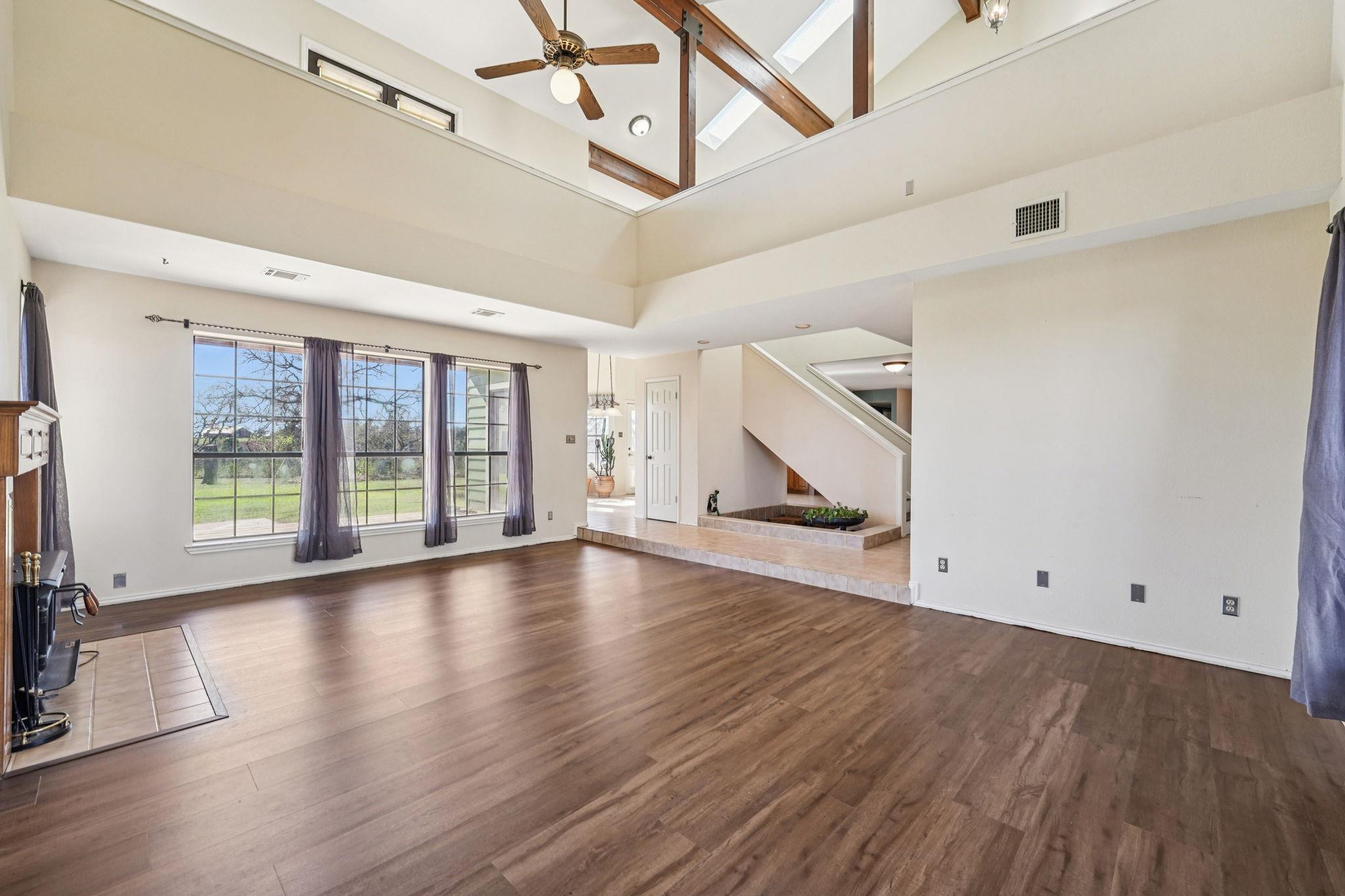 407 Country Ln, McDade, TX 78650