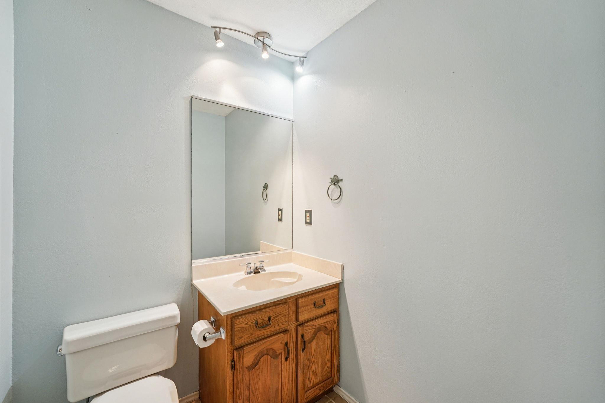 407 Country Ln, McDade, TX 78650