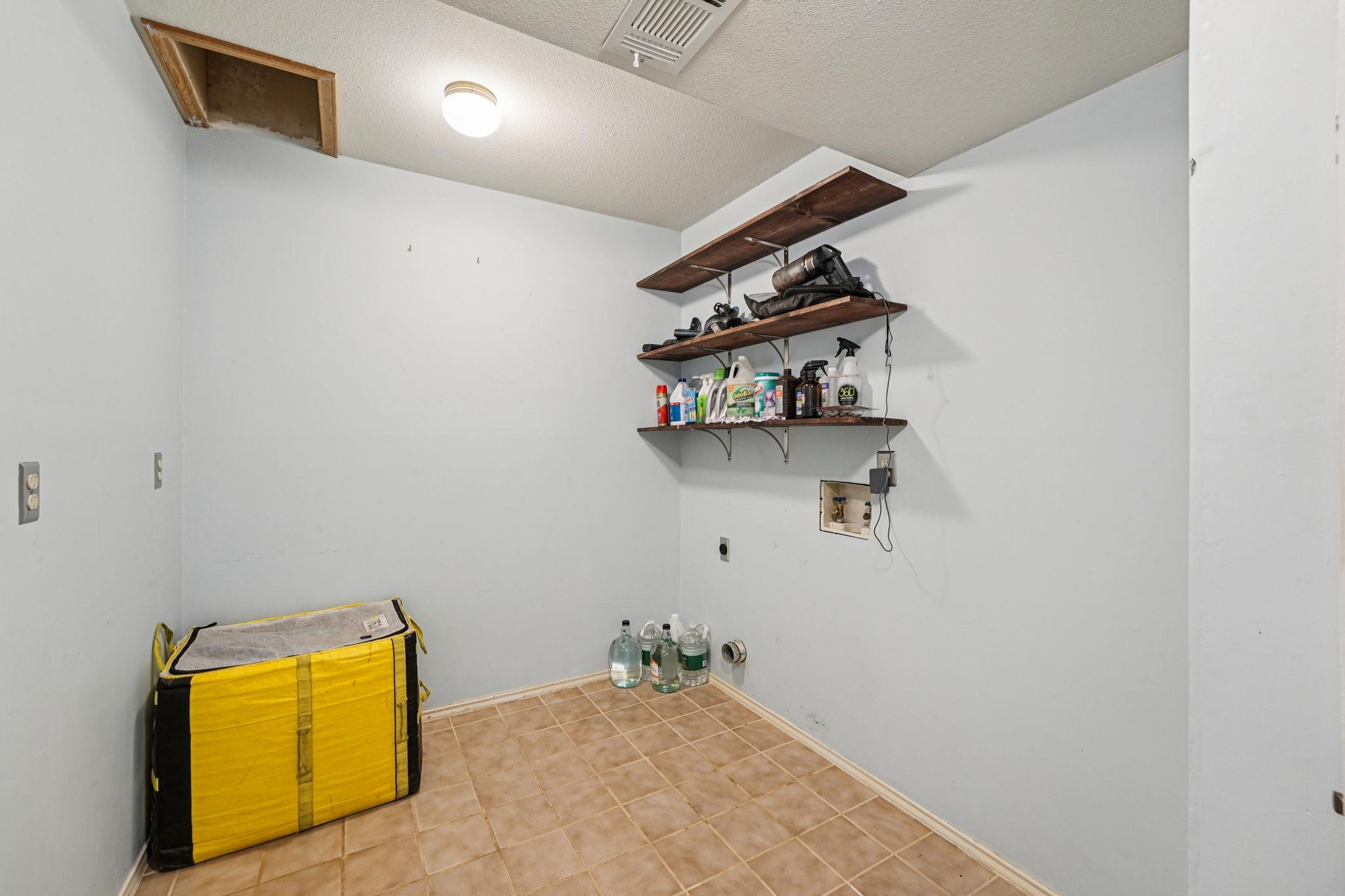 407 Country Ln, McDade, TX 78650