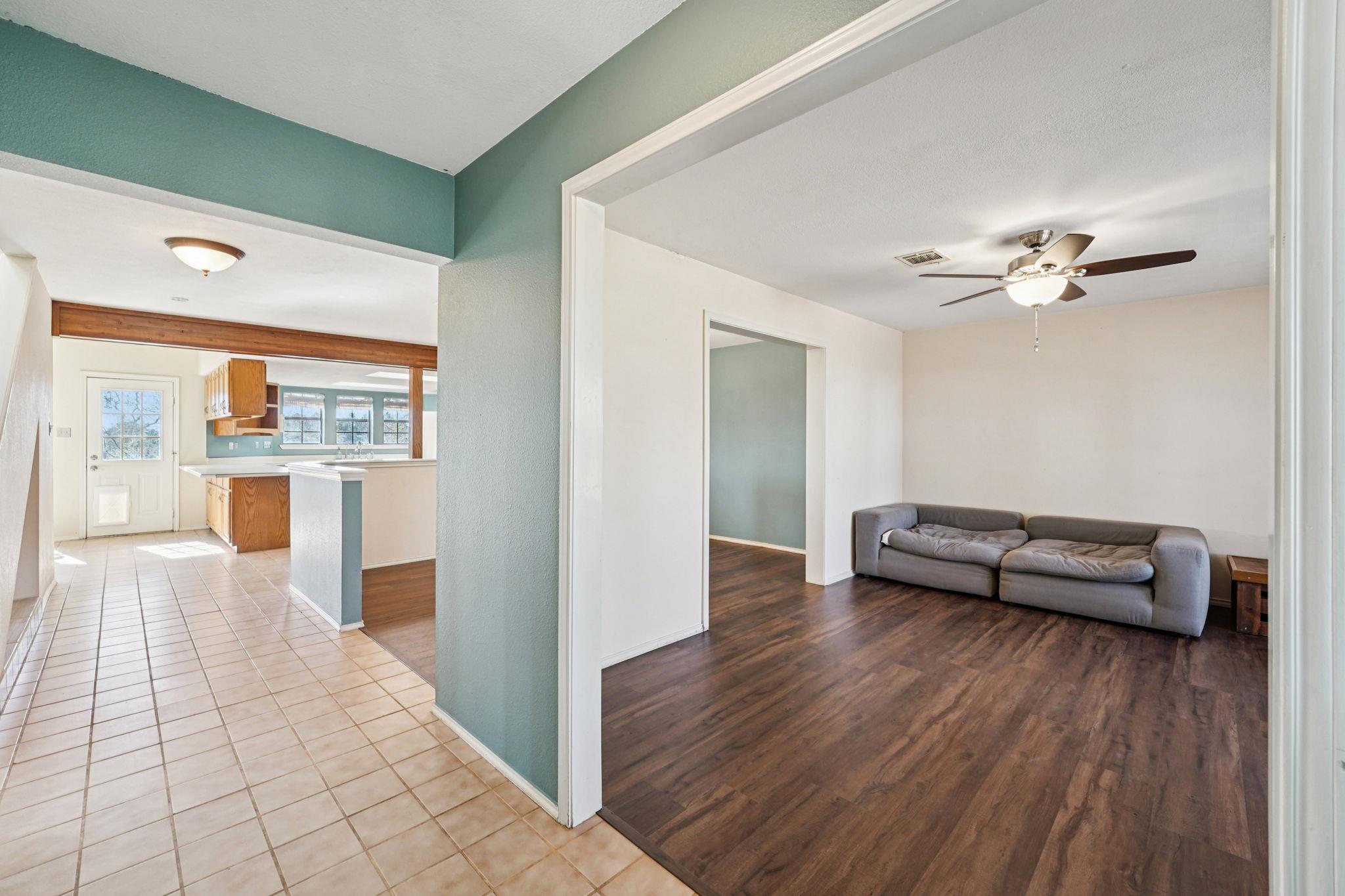 407 Country Ln, McDade, TX 78650