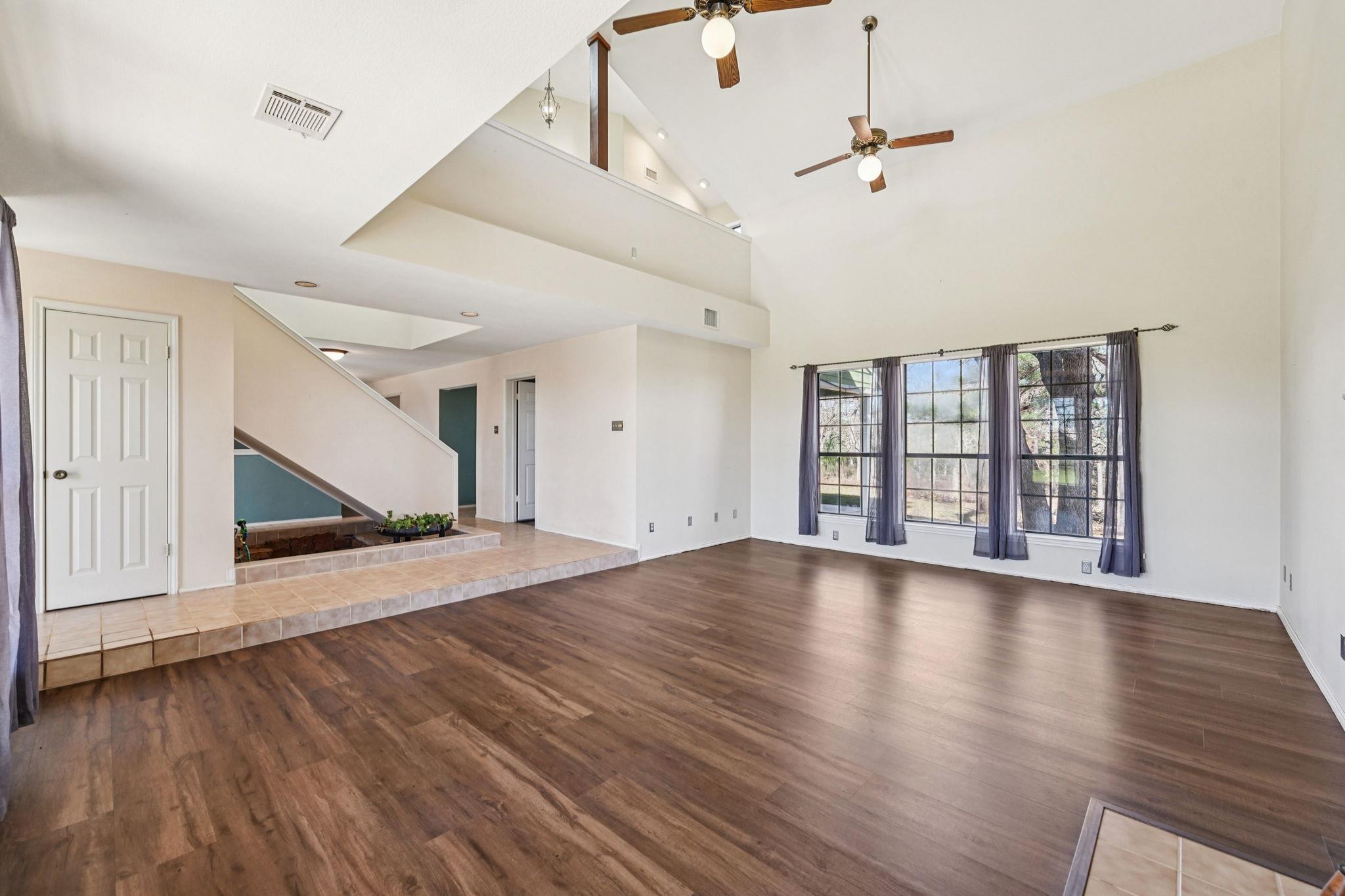 407 Country Ln, McDade, TX 78650