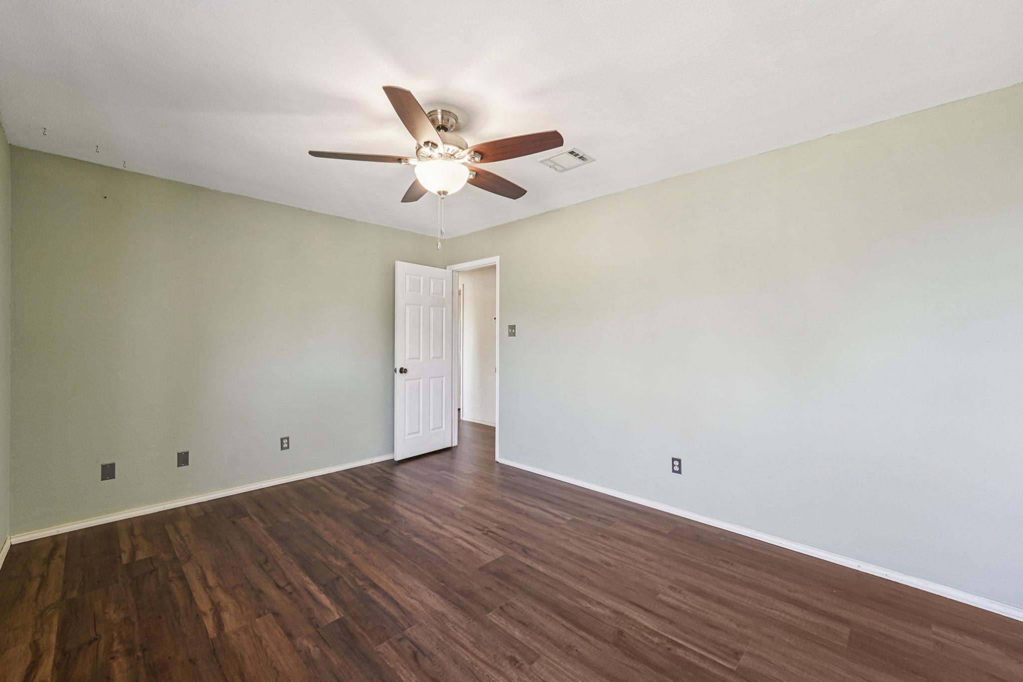 407 Country Ln, McDade, TX 78650