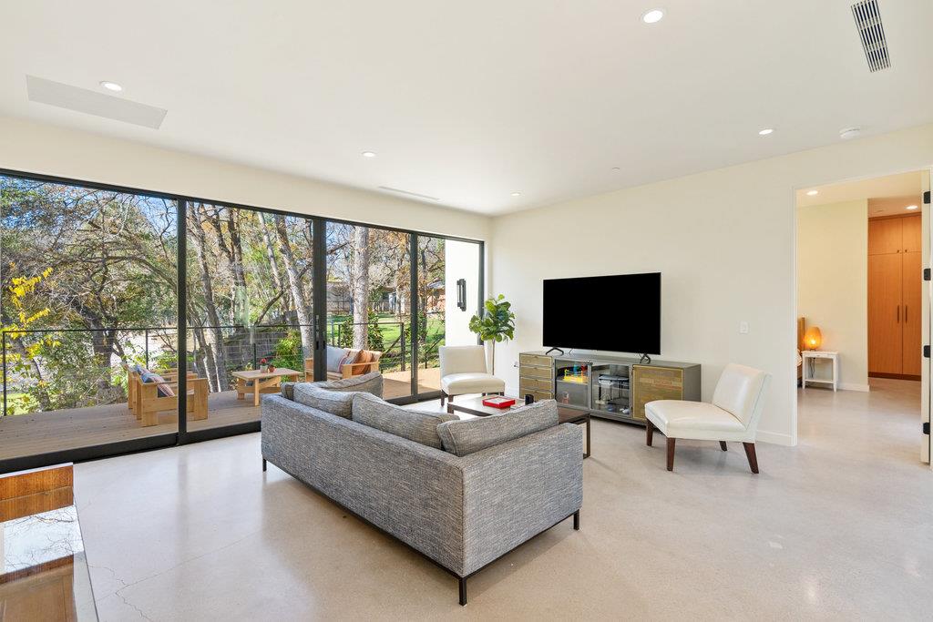 4 Westgate Cir, Austin, TX 78746