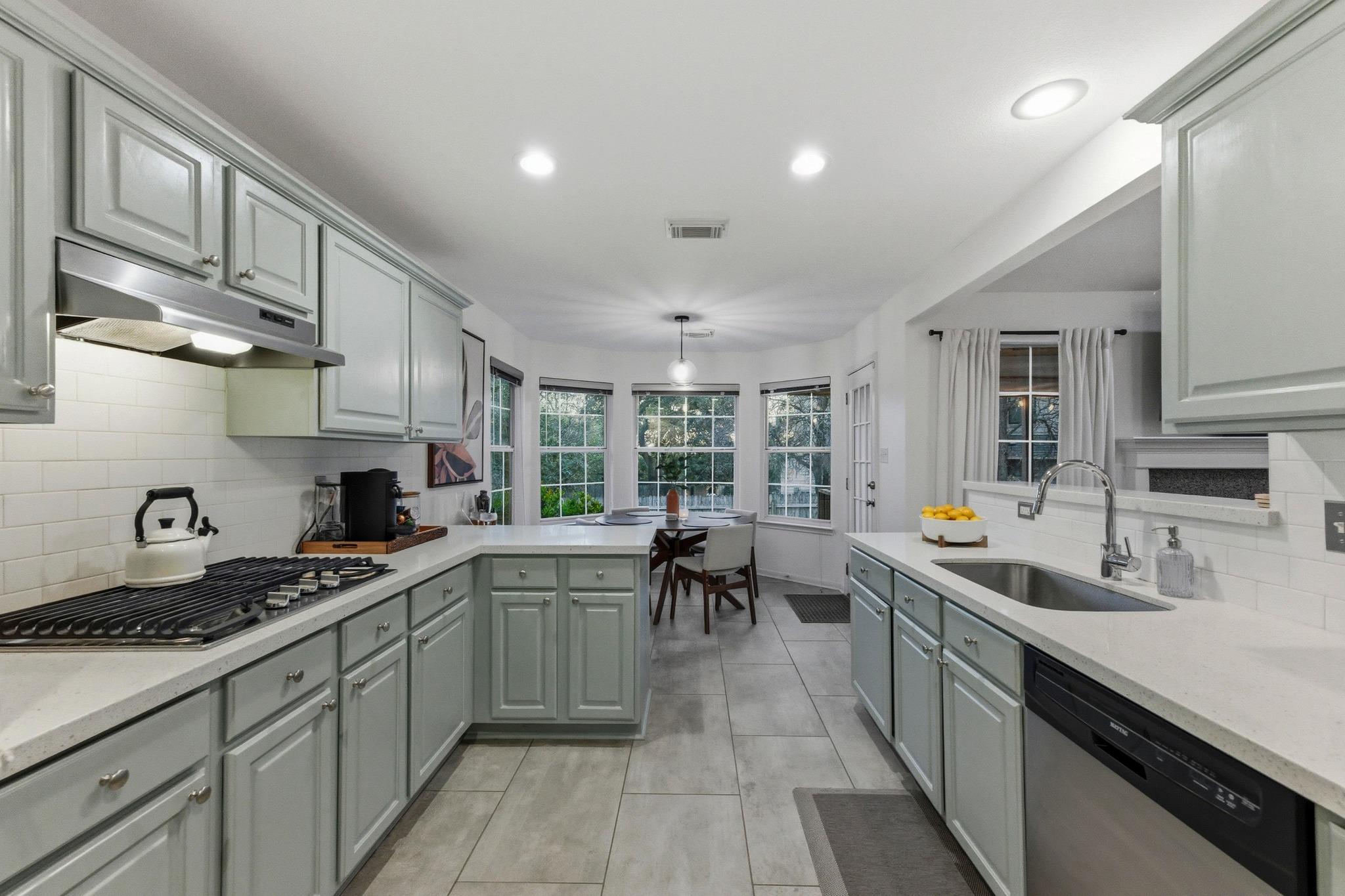 6925 AUCKLAND Dr, Austin, TX 78749